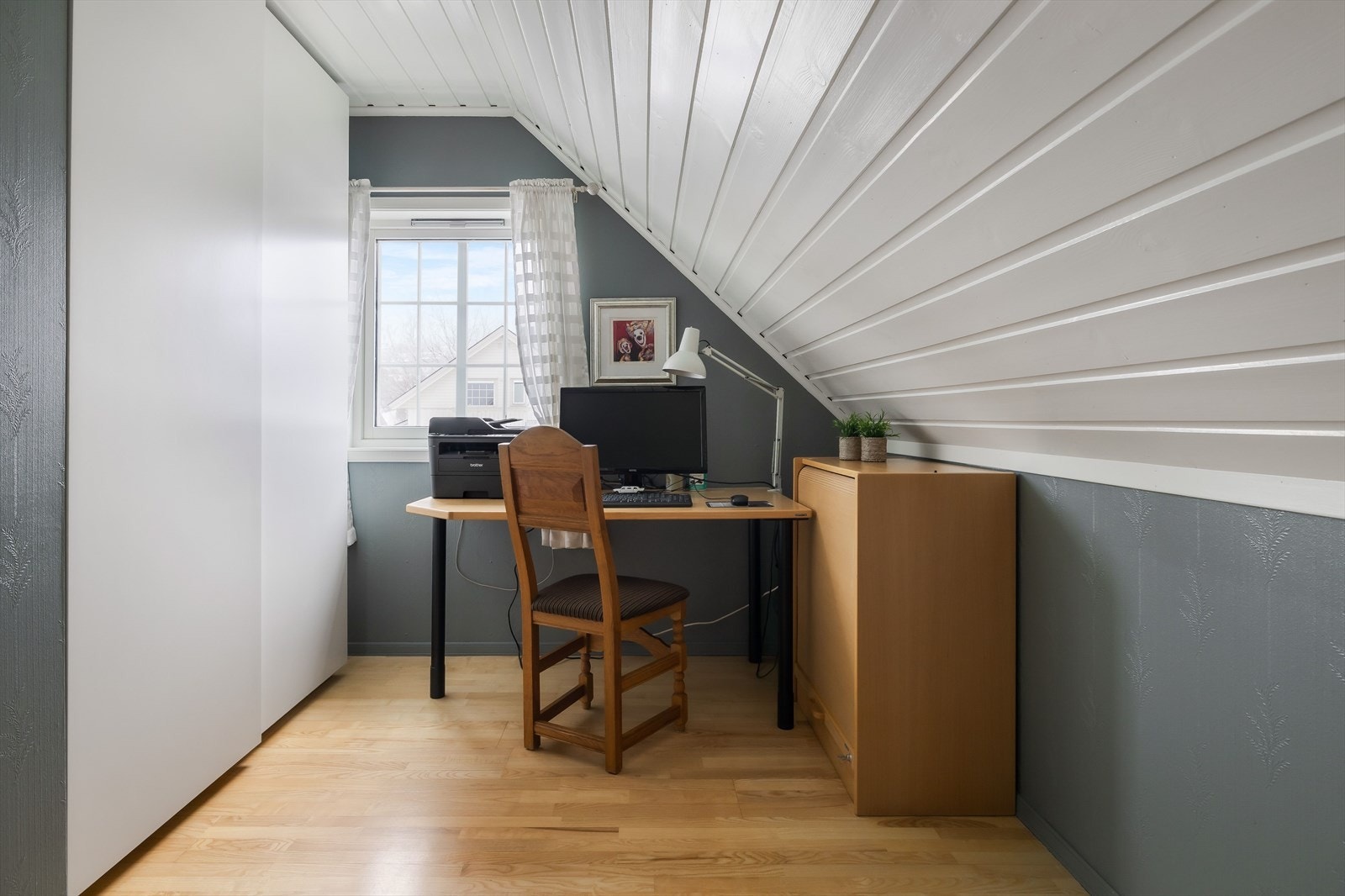Soverom 4 er i dag innredet som et kontor, men passer også fint som barnerom eller gjesterom. Galleribilde