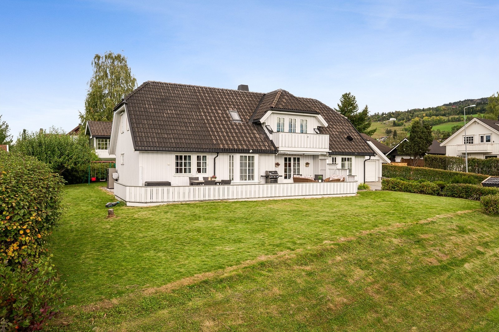 En pent opparbeidet eiendom bebygd med en stor og flott enebolig fra 1994 som ble tilbygget i 2007, en dobbelgarasje fra 1994 og et uthus fra 2010. Galleribilde