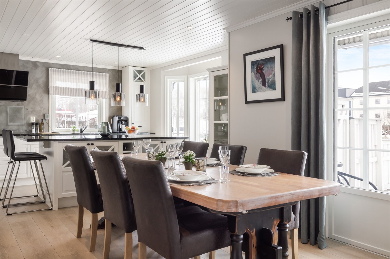 Her kan du enkelt dekke opp til langbord og inviterer familie og venner på hyggelige selskap! Galleribilde