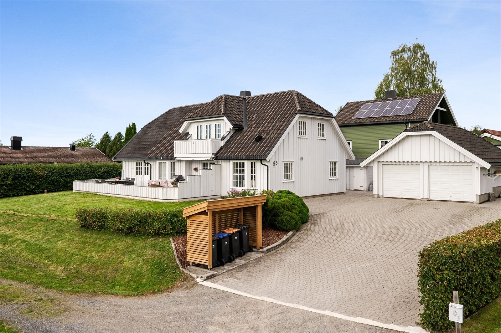 Eiertomt på ca. 983,3m². Tomten er pent opparbeidet med bla. plen, beplantning, og prydbusker. Belegningsstein i innkjøring og gårdsplass. Galleribilde
