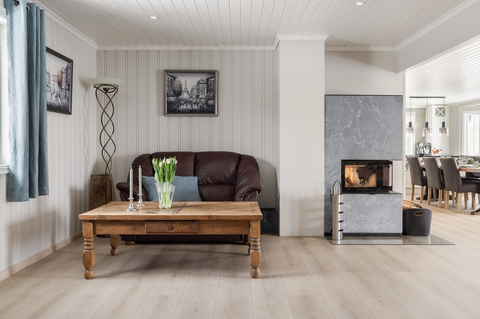 Som et fint midtpunkt i stuen er det en lekker peis med peisinnsats som både gir god varme og bidrar til ekstra hygge. Galleribilde