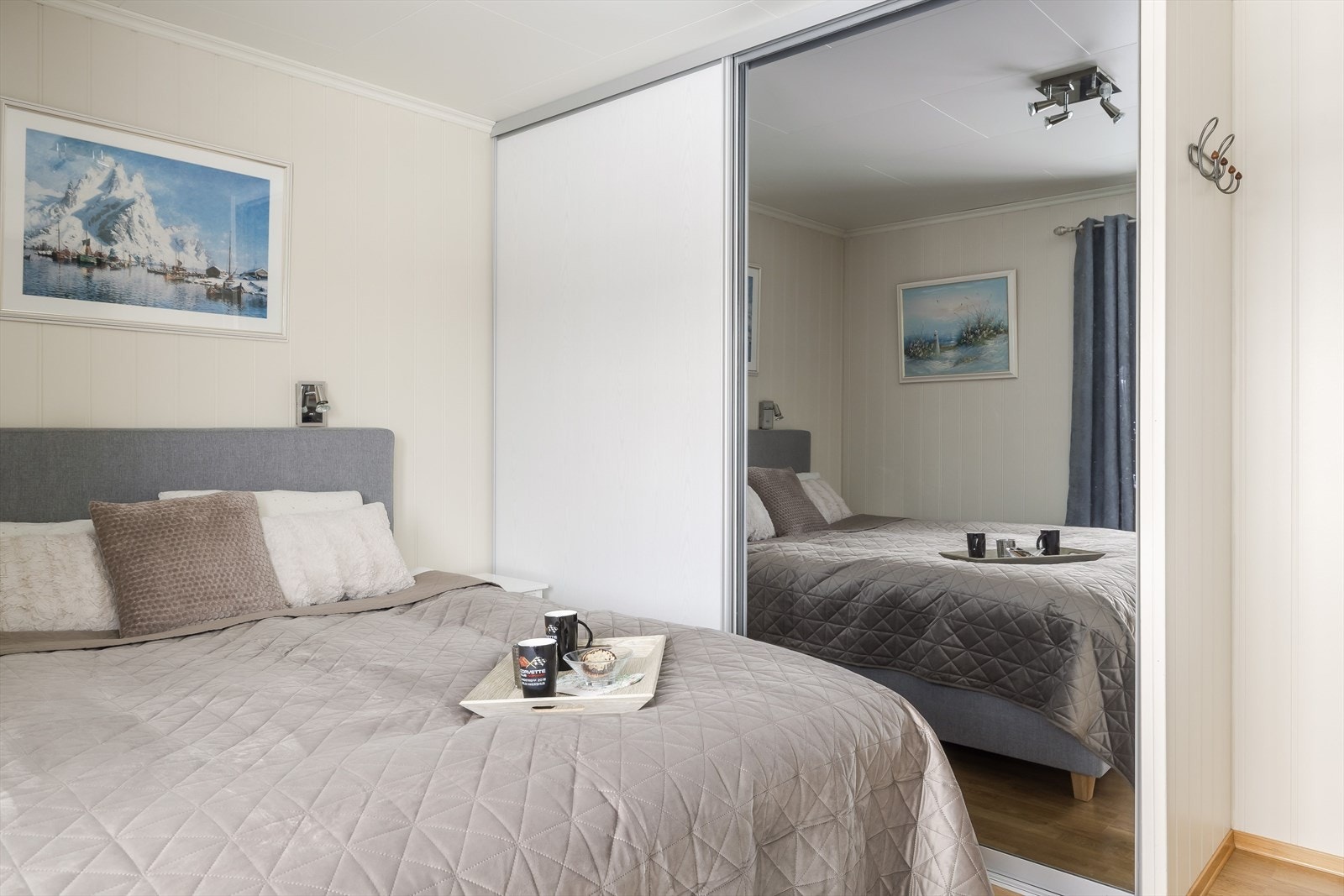På soverommet er det plass til dobbeltseng med tilhørende nattbord, samt rikelig med oppbevaringsplass i stor plassbygget skyvedørsgarderobe. Galleribilde