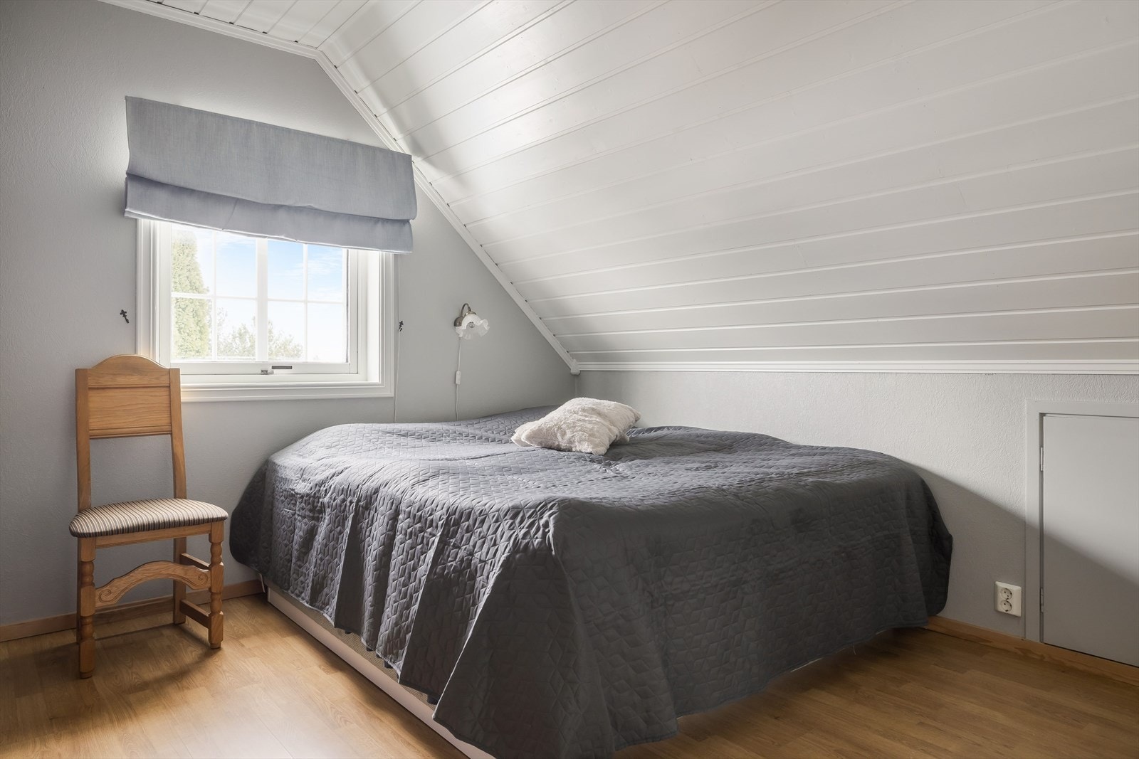 Soverom 2 er et fint rom som i dag er innredet med en stor dobbeltseng. Galleribilde