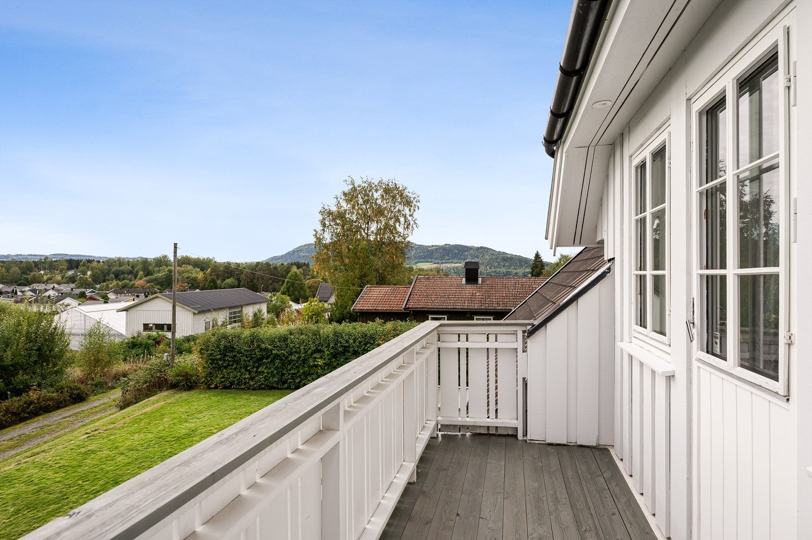 Fra stuen er det utgang til en solrik sydvendt balkong på ca. 5m². Galleribilde