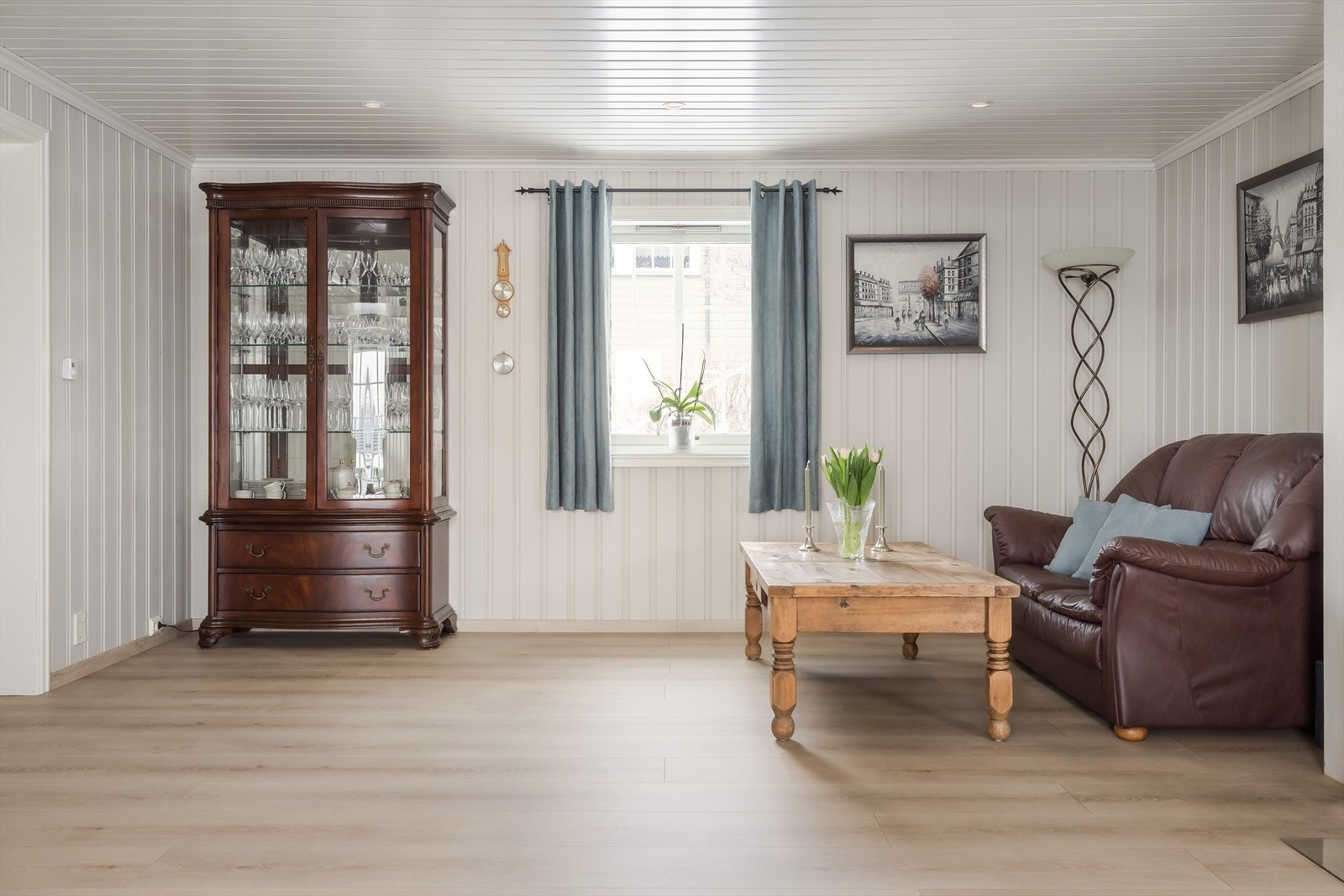 Stuen har høy standard fra 2018 med lyst enstavs gulv, vannbåren gulvvarme og lysmalt panel på veggene. Det er skjult elektrisk anlegg og innfelte downlights i himlingen. Galleribilde