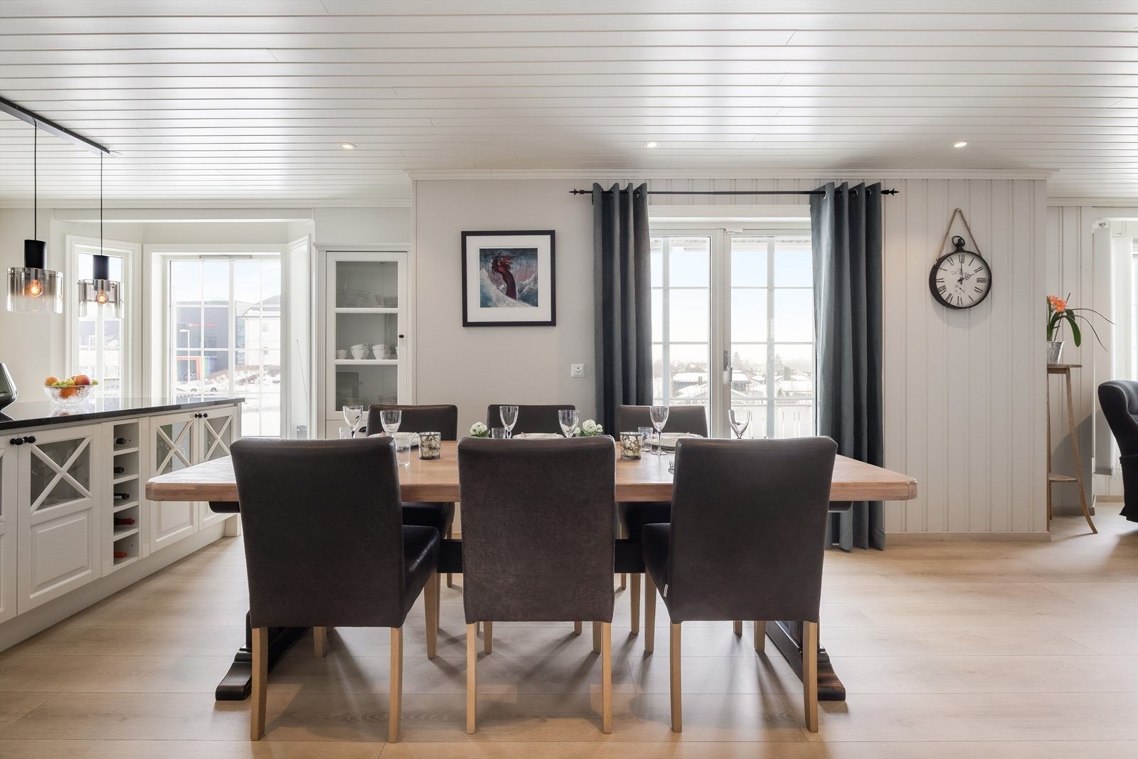 Boligen har en innholdsrik planløsning over to plan med bla. 2 stuer, 5 soverom, 2 bad, badstue, ekstra toalettrom og eget vaskerom. Galleribilde