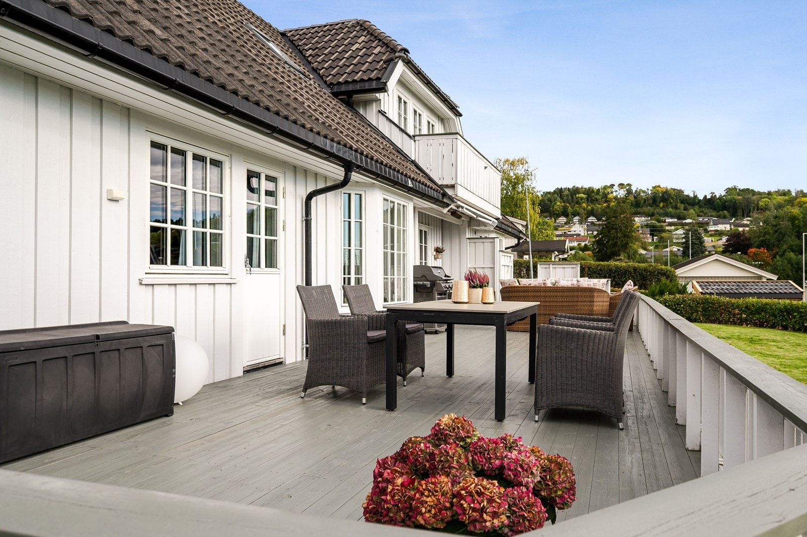 Både fra stuen og soverommet i 1. etasje er det utgang til en stor og solrik terrasse på 49m². Galleribilde