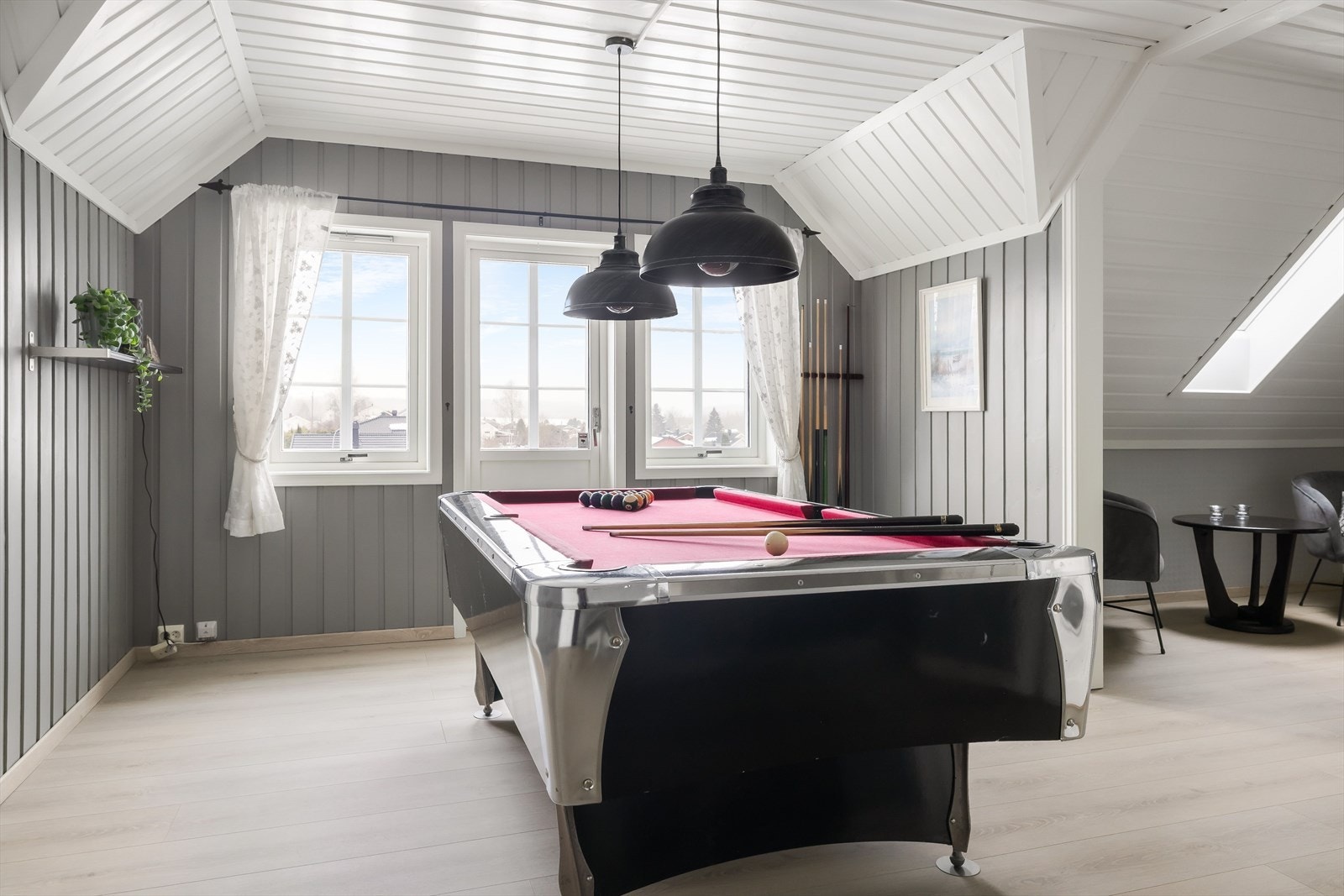 Loftstuen har god standard med lyst enstavs gulv fra 2018, malt panel på veggene og skjult elektrisk anlegg. Galleribilde