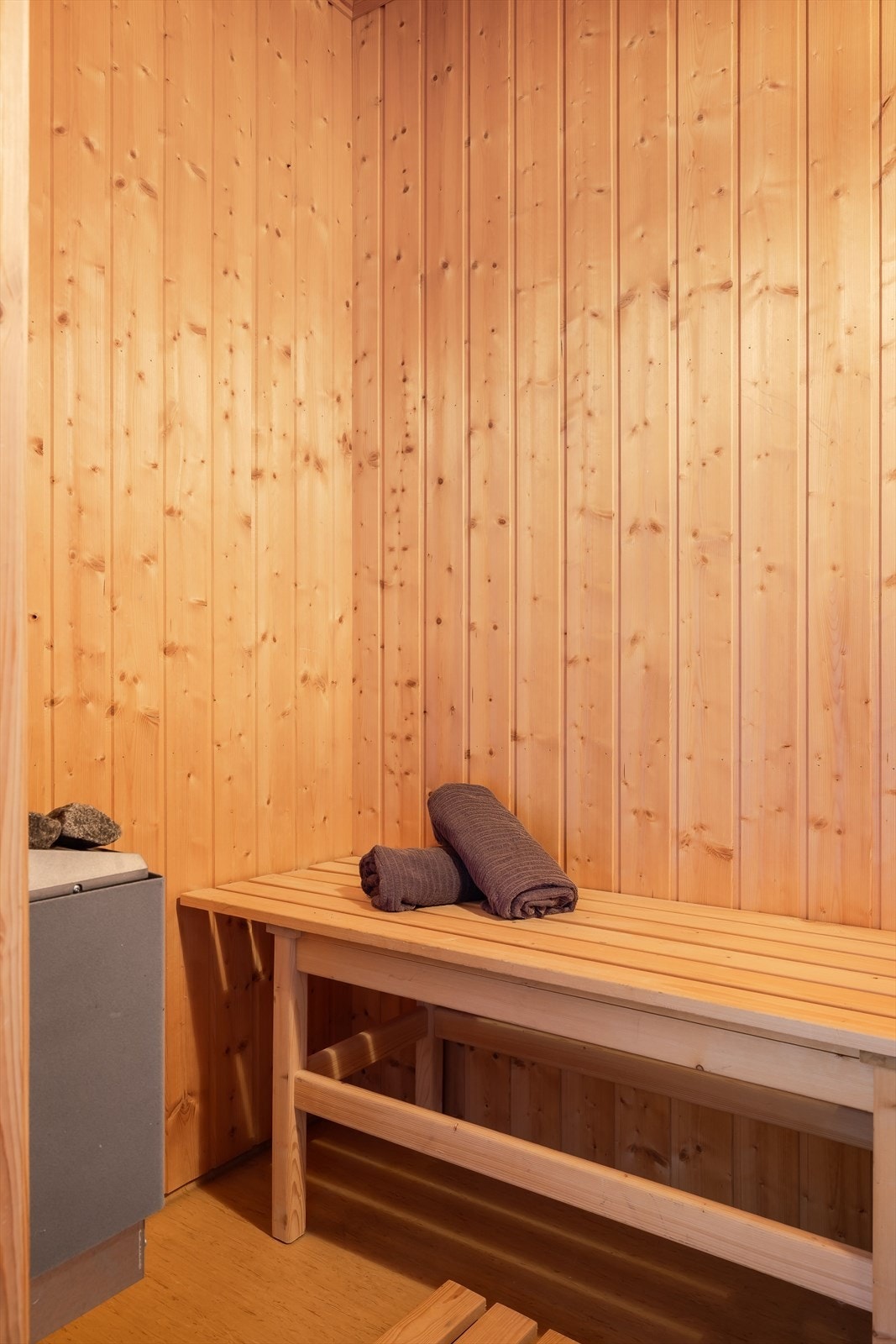 Fra baderommet er det adkomst til en deilig badstue med sittebenk og Tylø badstueovn. Galleribilde