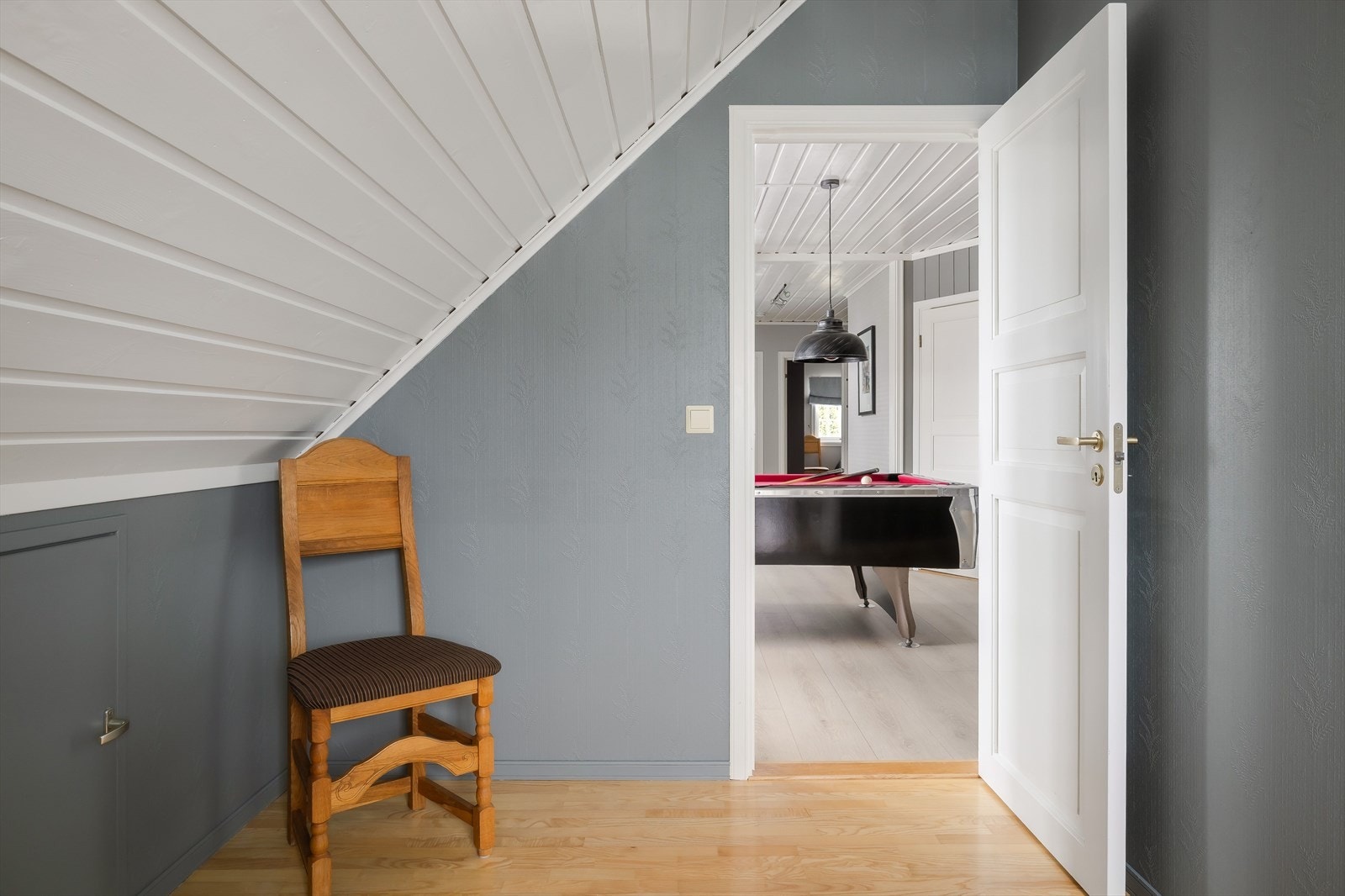 På soverommet er det god oppbevaringsplass i stor skyvedørsgarderobe, samt adkomst til knekott. Galleribilde