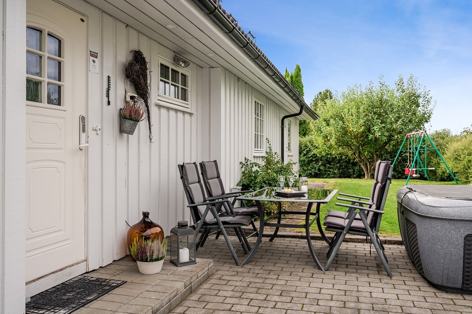 Du ønskes velkommen inn via et hyggelig inngangsparti med innfelte downlights i himlingen. Praktisk med kodelås montert på ytterdøren. Galleribilde