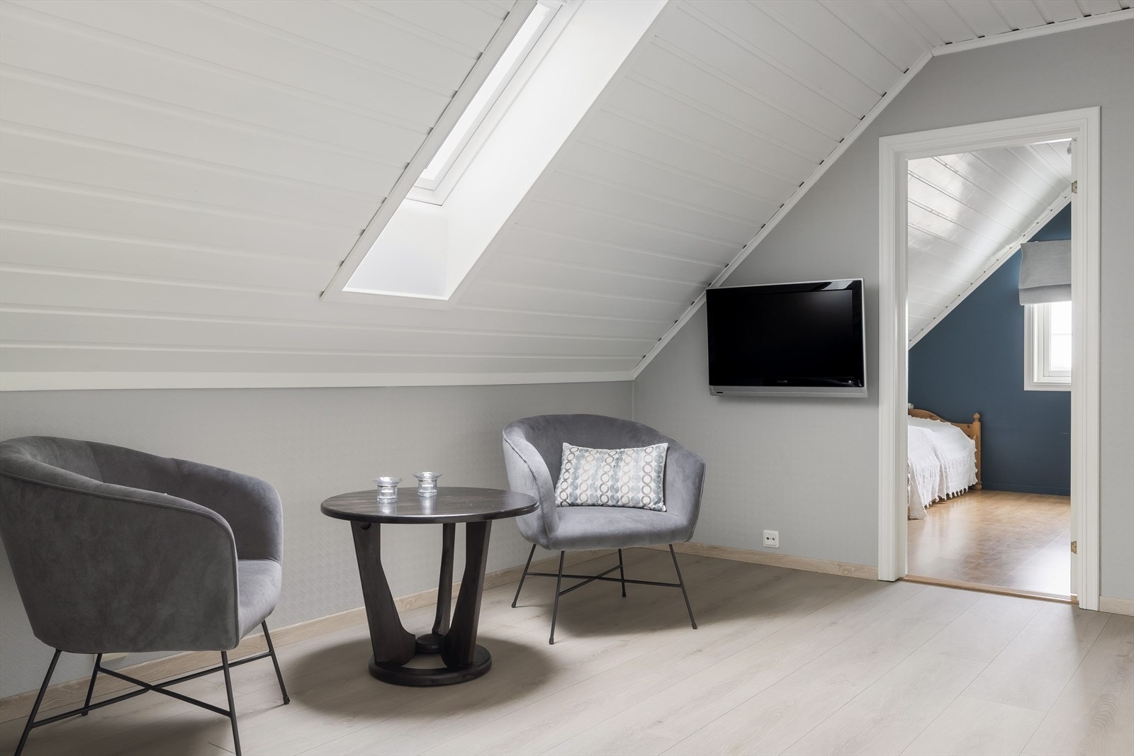 Loftstuen er naturlig delt opp i to ulike soner som gir gode innredningsmuligheter. Galleribilde