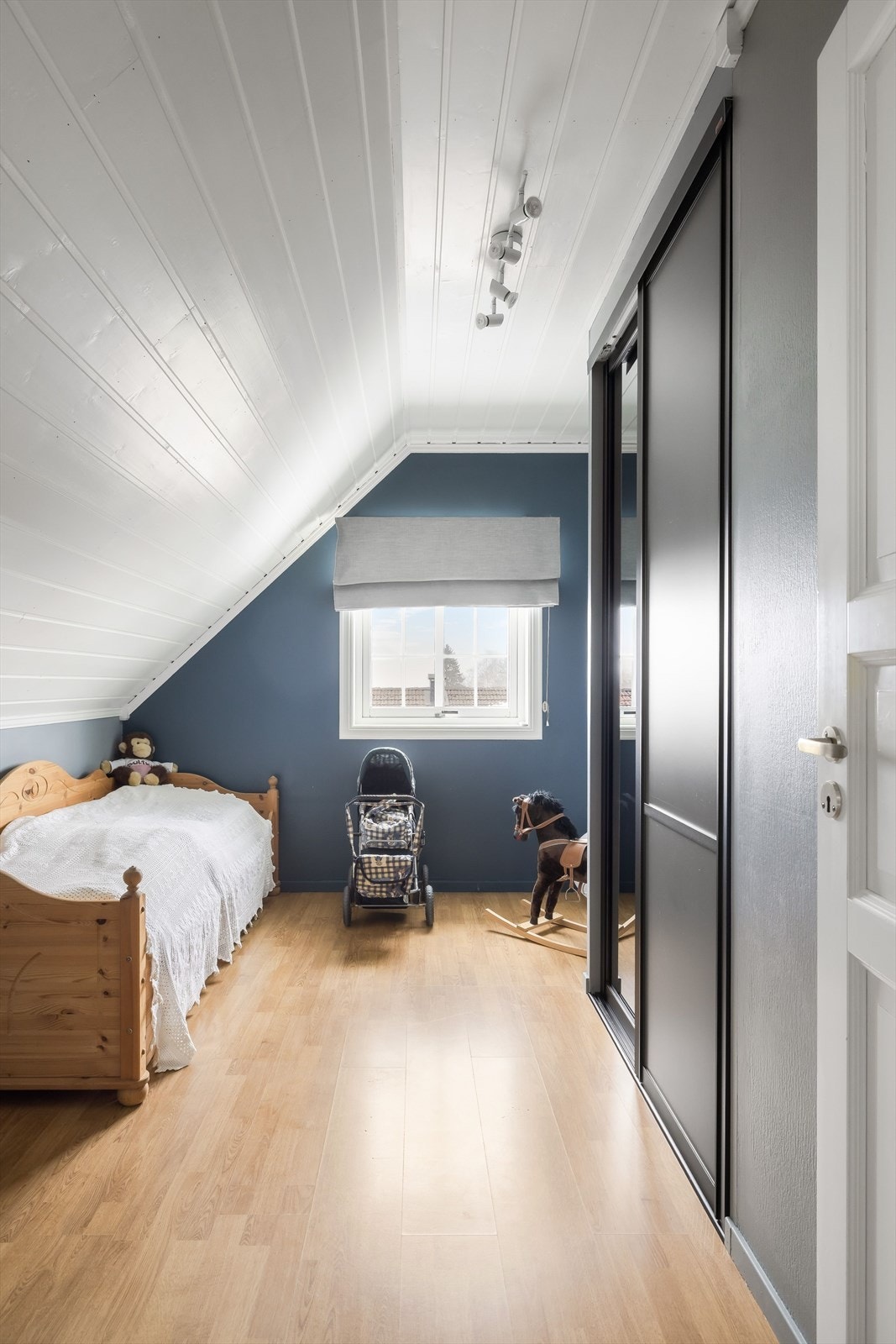 Soverom 3 har plass til seng, kontorpult og rikelig med oppbevaringsplass i plassbygget skyvedørsgarderobe. Galleribilde