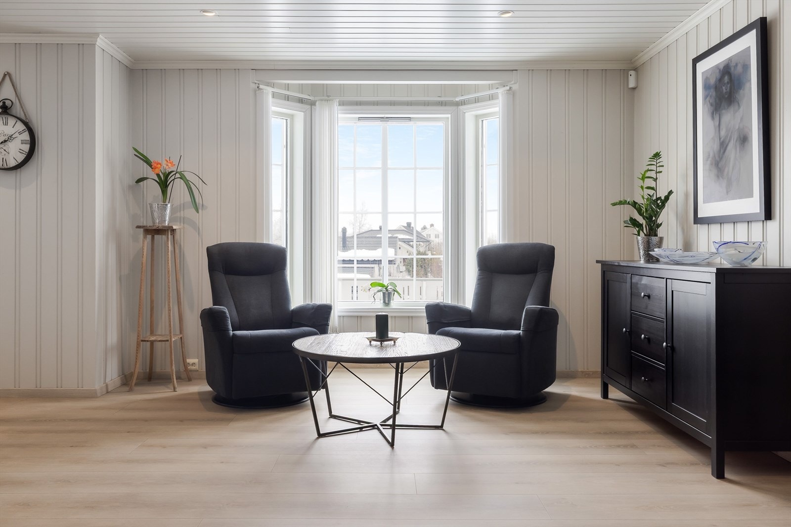 Stuen er romslig med god plass til ulike soner og flere sittegrupper. Galleribilde