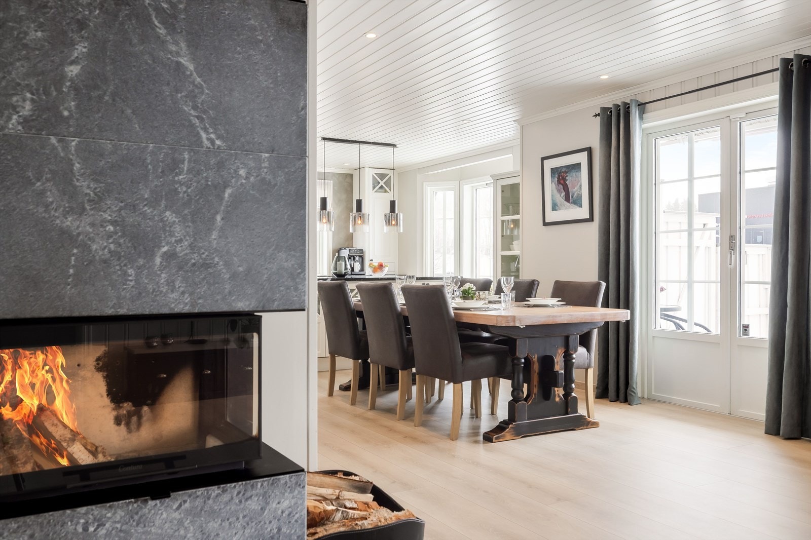 Boligen holdes god og lun på vinterstid med vannbåren gulvvarme i hele 1. etasje, og konvektor i 2. etasje. Galleribilde