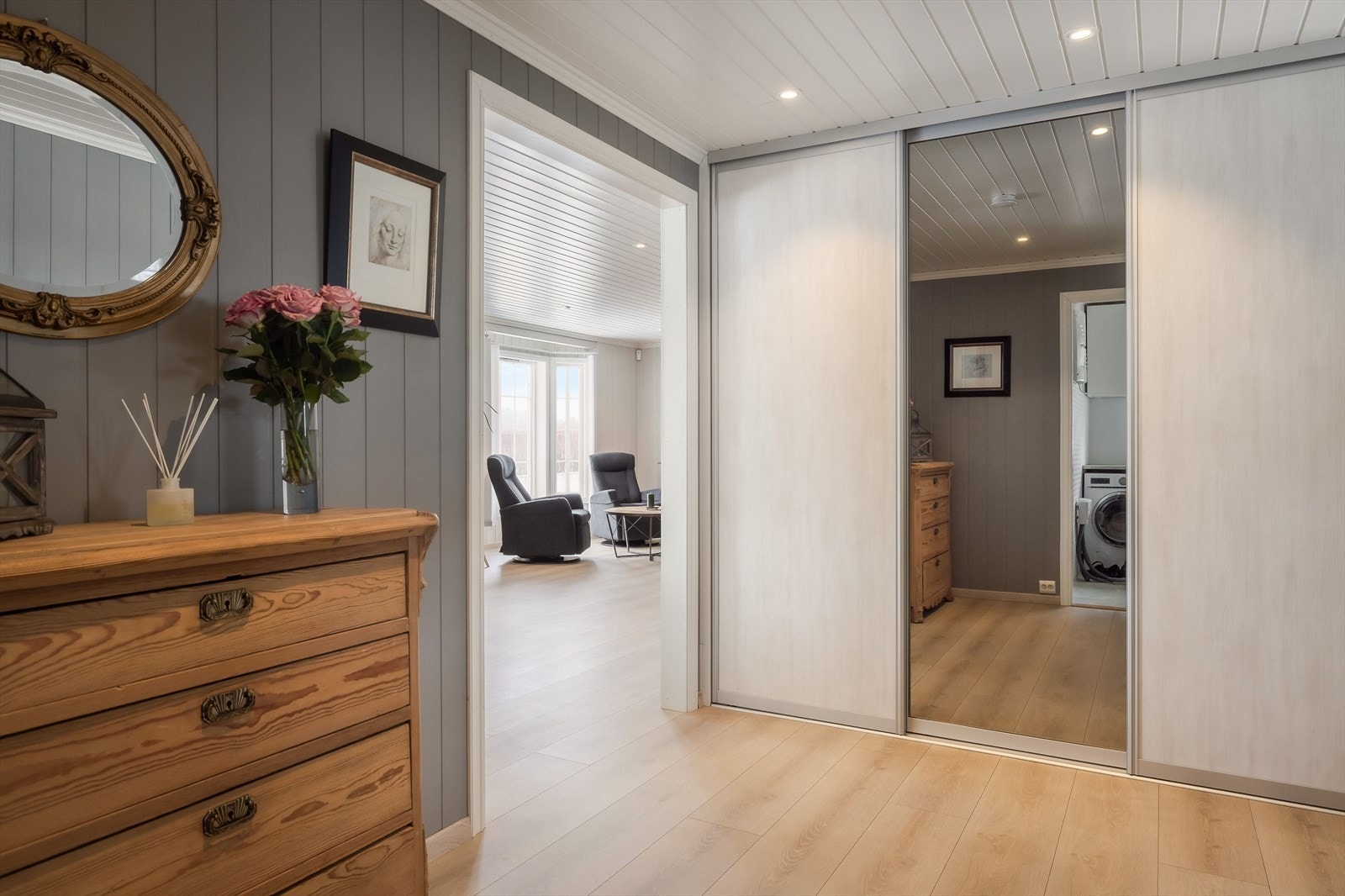Videre kommer du inn i en romslig gang med god oppbevaringsplass i stor plasbygget skyvedørsgarderobe. Høy standard fra 2018 med vannbåren gulvvarme og downlights i himlingen. Galleribilde