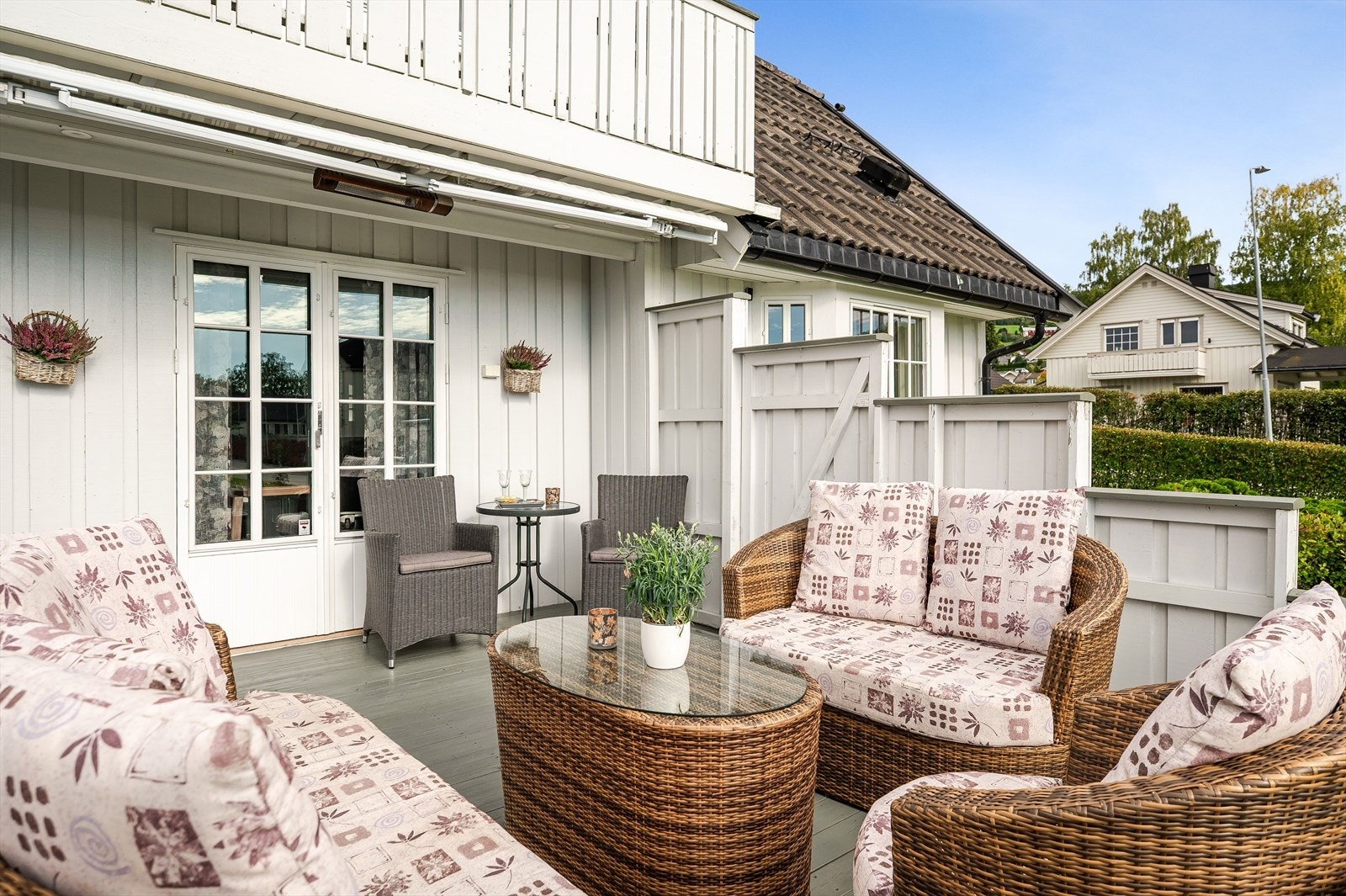 Terrassen har terrassebord på gulv, markise, varmelampe og utvendige stikkontakter. Galleribilde