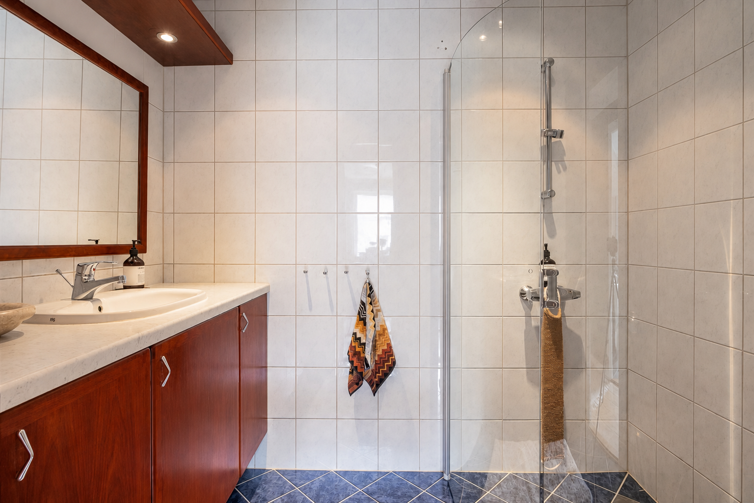Badet er helfliset og har varmekabler i gulvet. Galleribilde