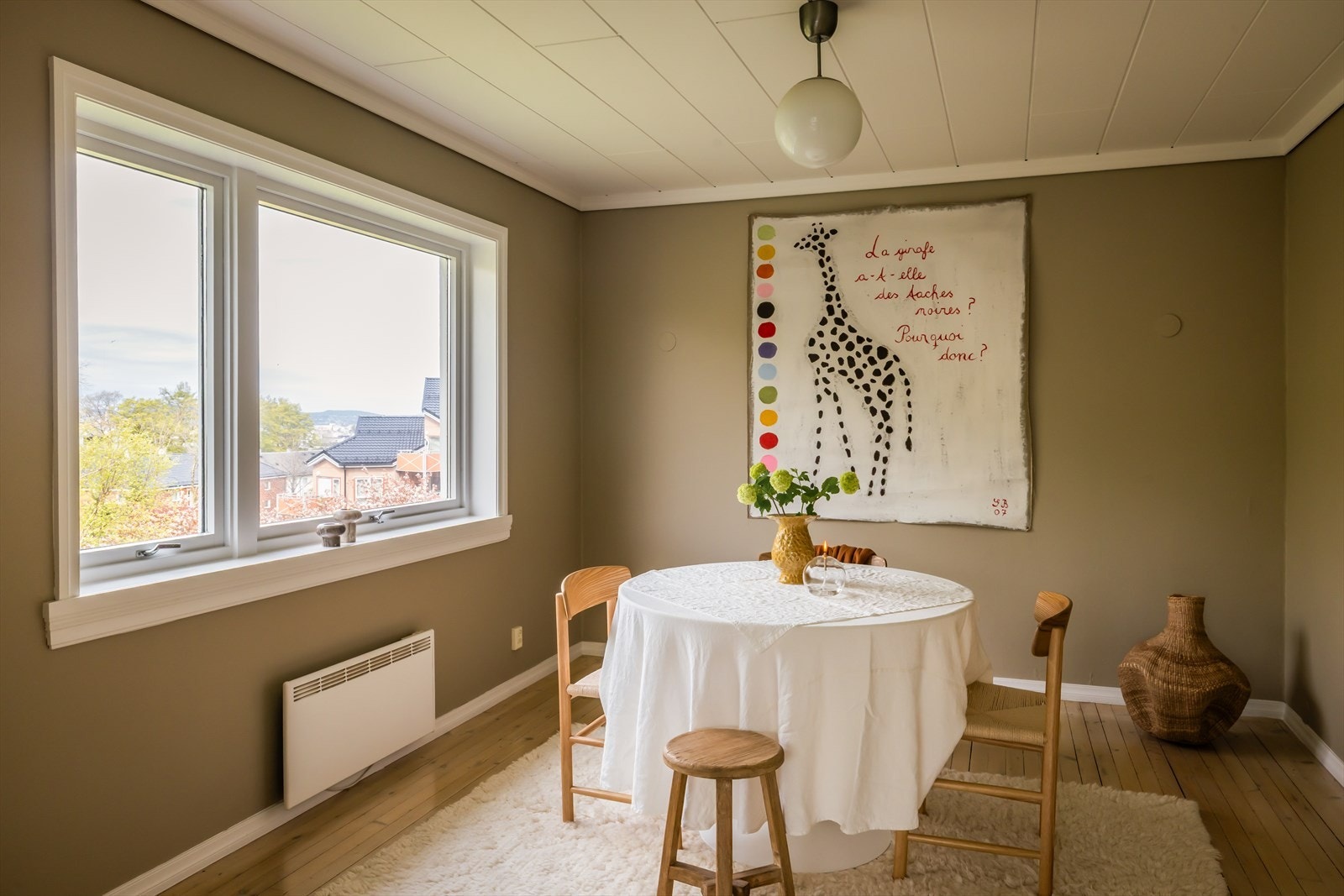 Spisestuen ligger i åpen forbindelse med stuen og har plass til et stort spisebord. Galleribilde