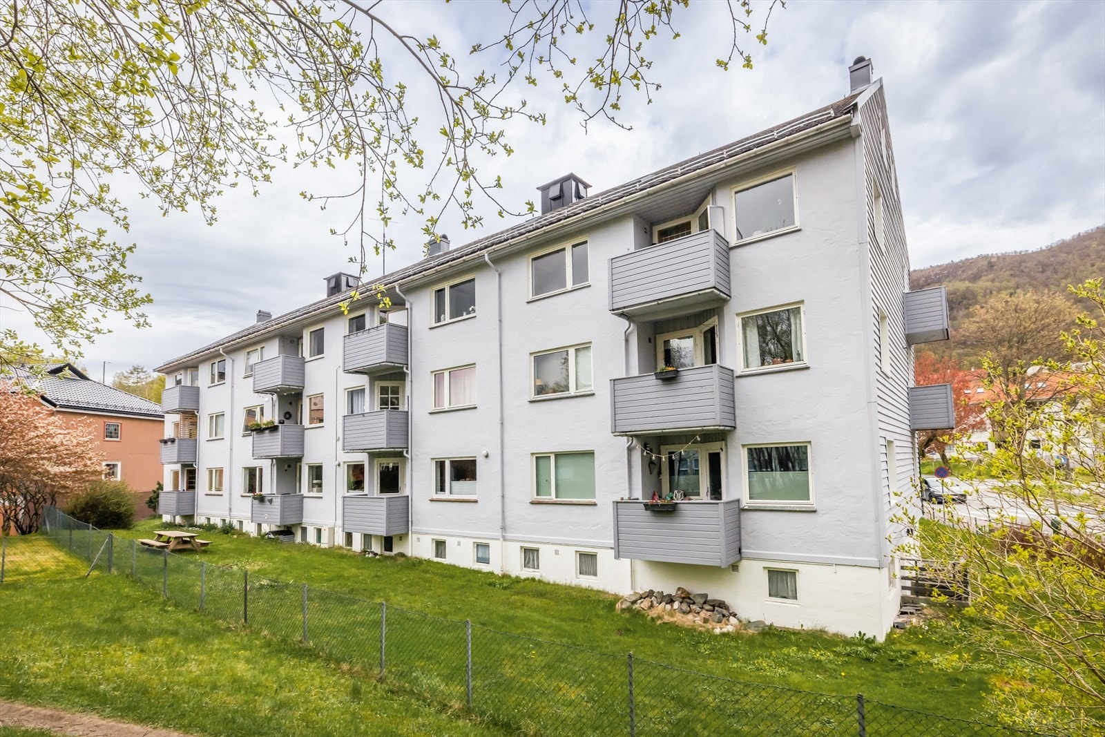 Bygget fra 1951 har en klassisk arkitektur og ligger i et veletablert boligområde. Galleribilde
