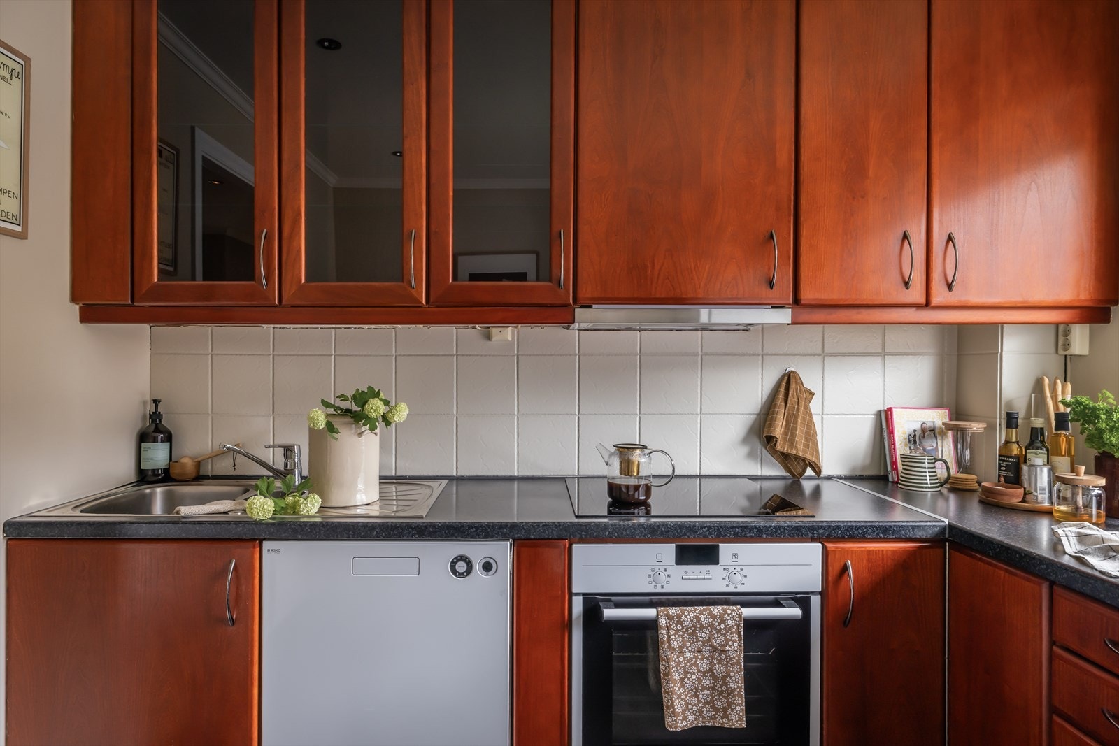 Innredningen inkluderer platetopp, komfyr og oppvaskmaskin. Ventilatoren er ny fra 2024. Over- og underskap gir rikelig med oppbevaringsplass. Galleribilde