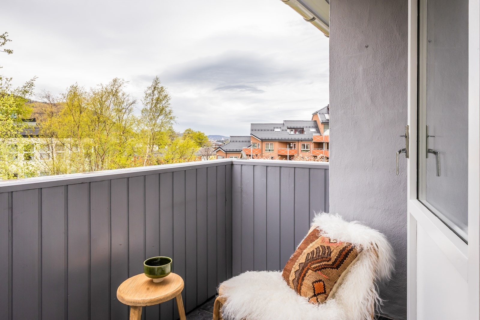 Balkongen innbyr til avslapning og hyggelige stunder. Galleribilde