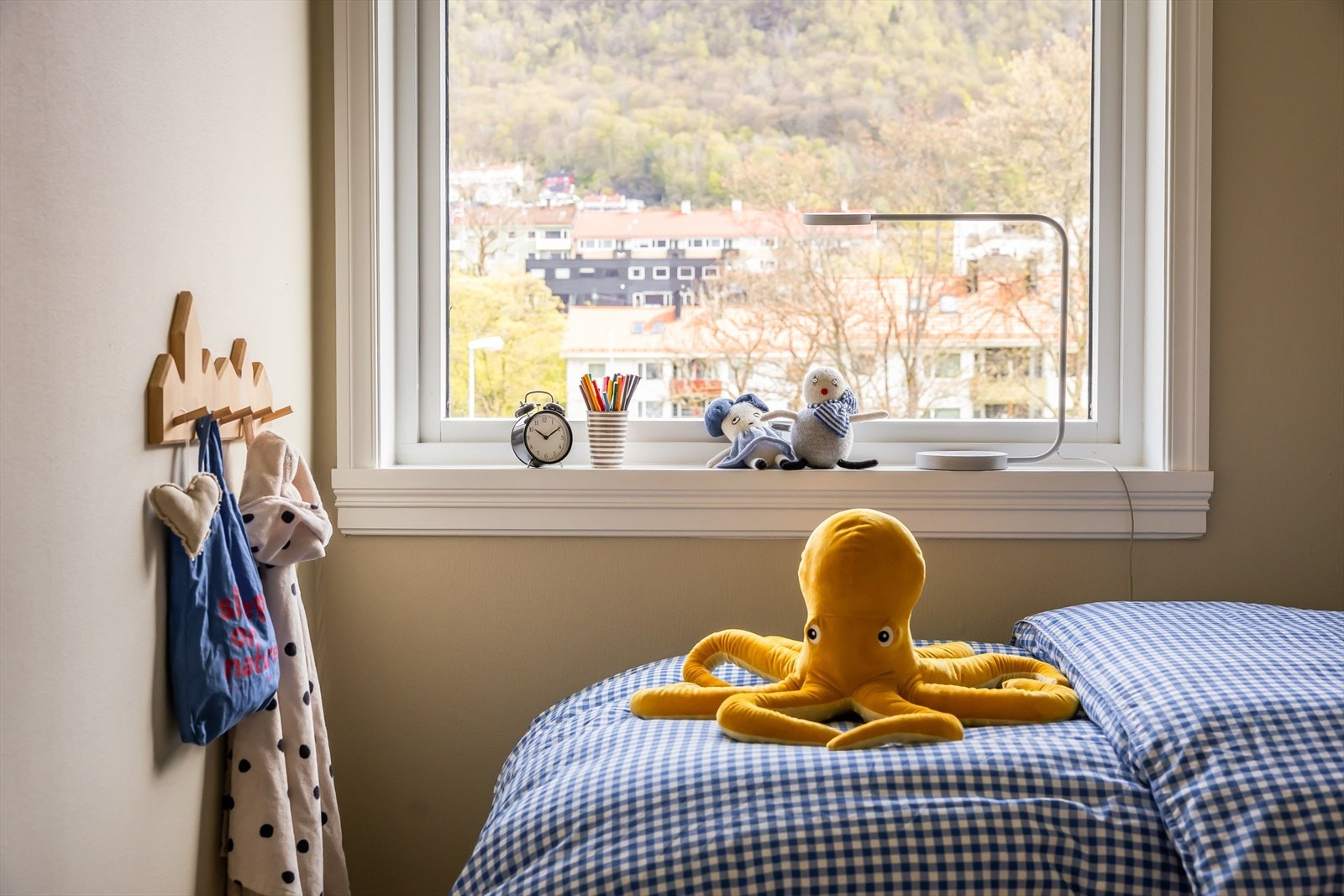 Fra vinduet er det utsikt over nabolaget. Galleribilde