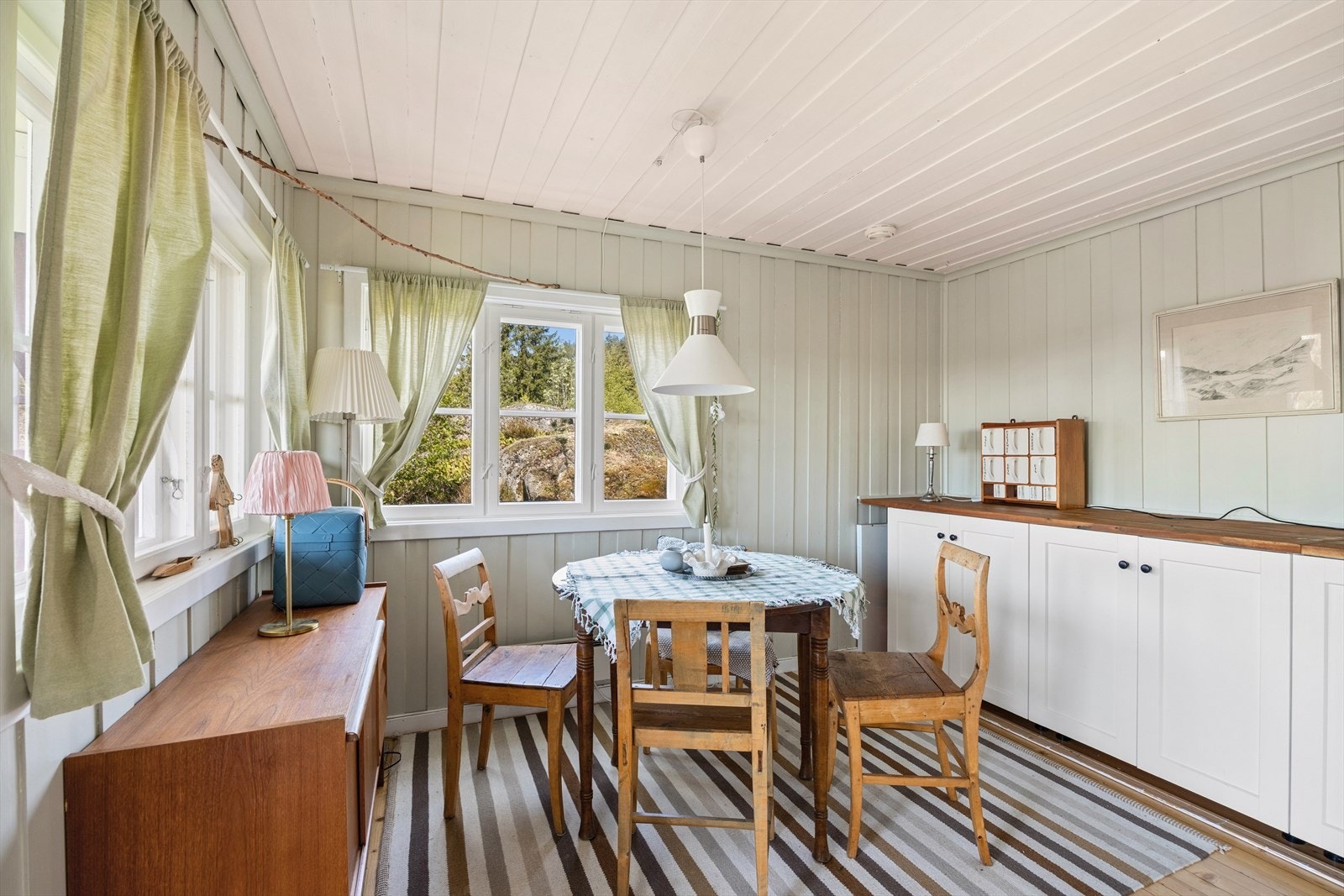 Vinduene i stuen slipper inn dagslys og gir utsyn mot naturomgivelsene. Galleribilde