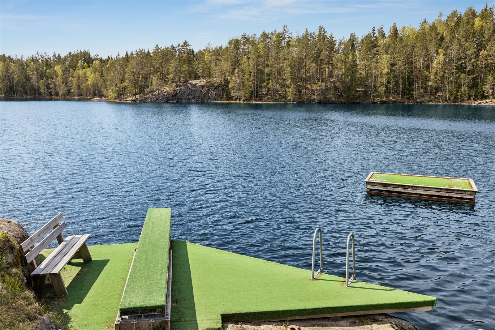 Ved fellesområdet er det også badebrygge og flytebrygge for rekreasjon. Galleribilde