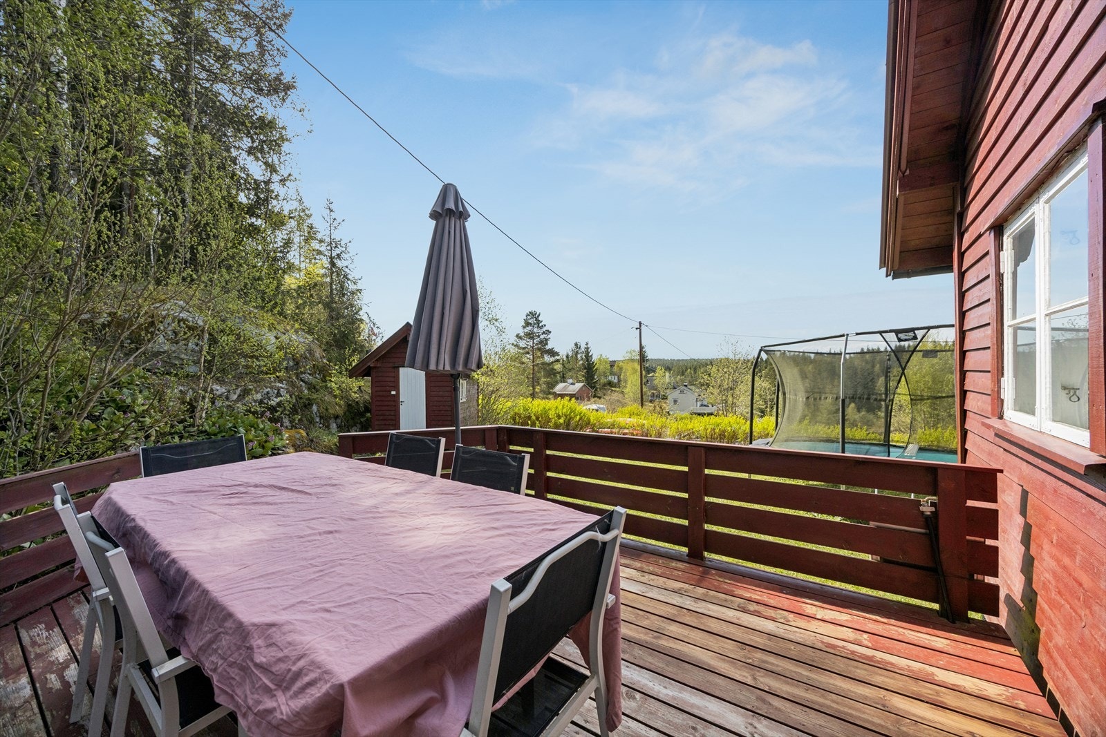 Fra terrassen har man utsikt over nærområdet og hagen. Galleribilde