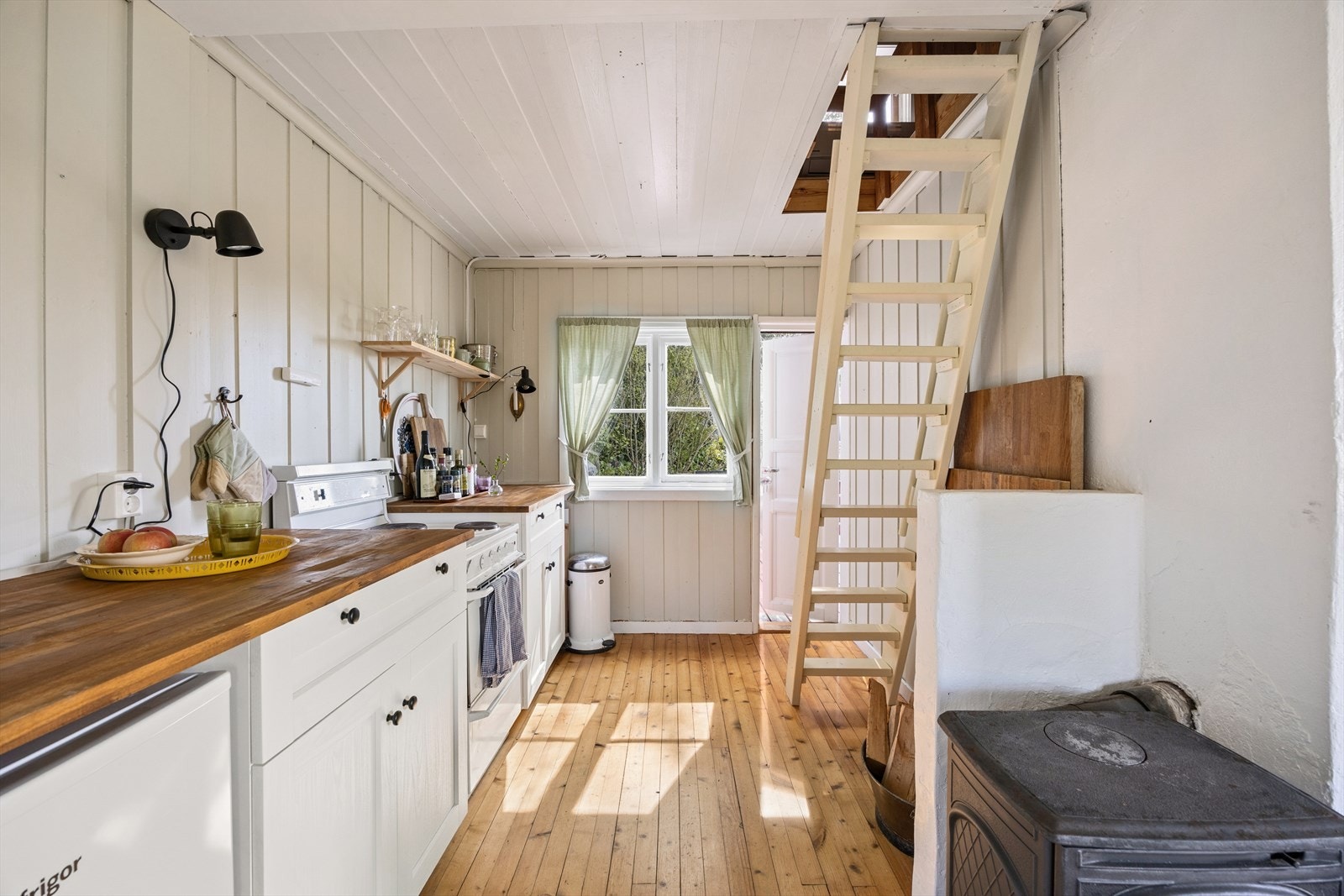 Kjøkkenet er utstyrt med komfyr og kjøleskap. Hytta har utvendig sommervann. Galleribilde