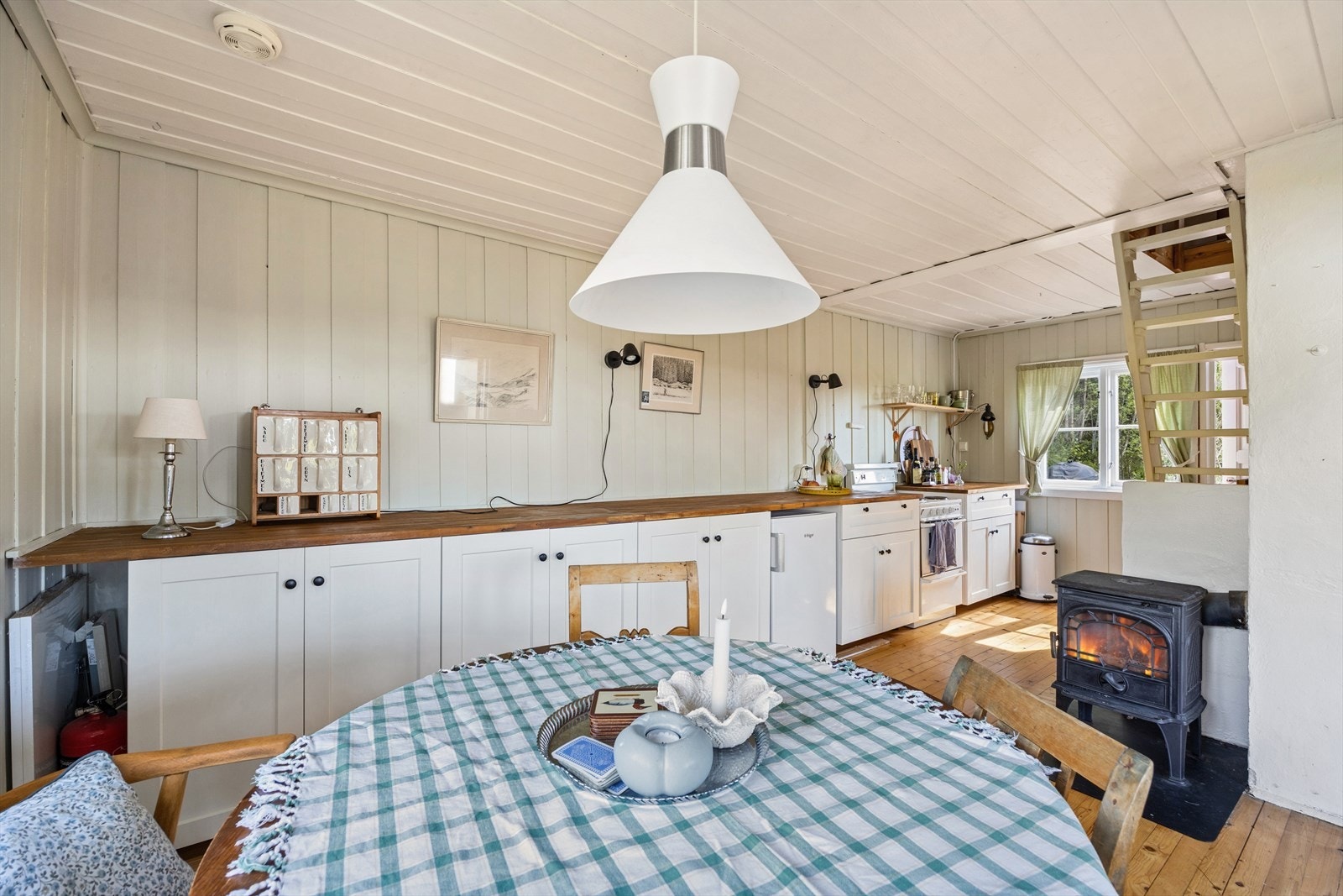 Kjøkkeninnredning fra IKEA (2024) med profilerte fronter og benkeplate i heltre. Galleribilde
