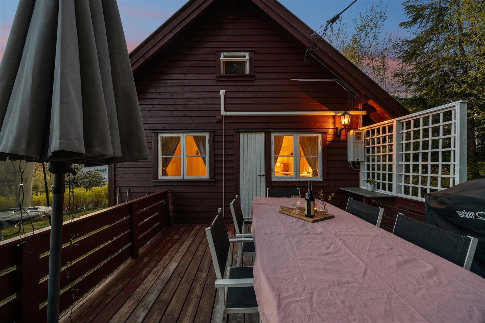 Utebelysning ved terrassen og inngangspartiet skaper en stemningsfull ramme om kveldene. Galleribilde