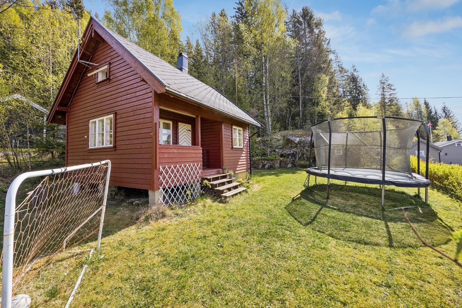 Tomten gir gode muligheter for utendørsaktiviteter for hele familien. Galleribilde