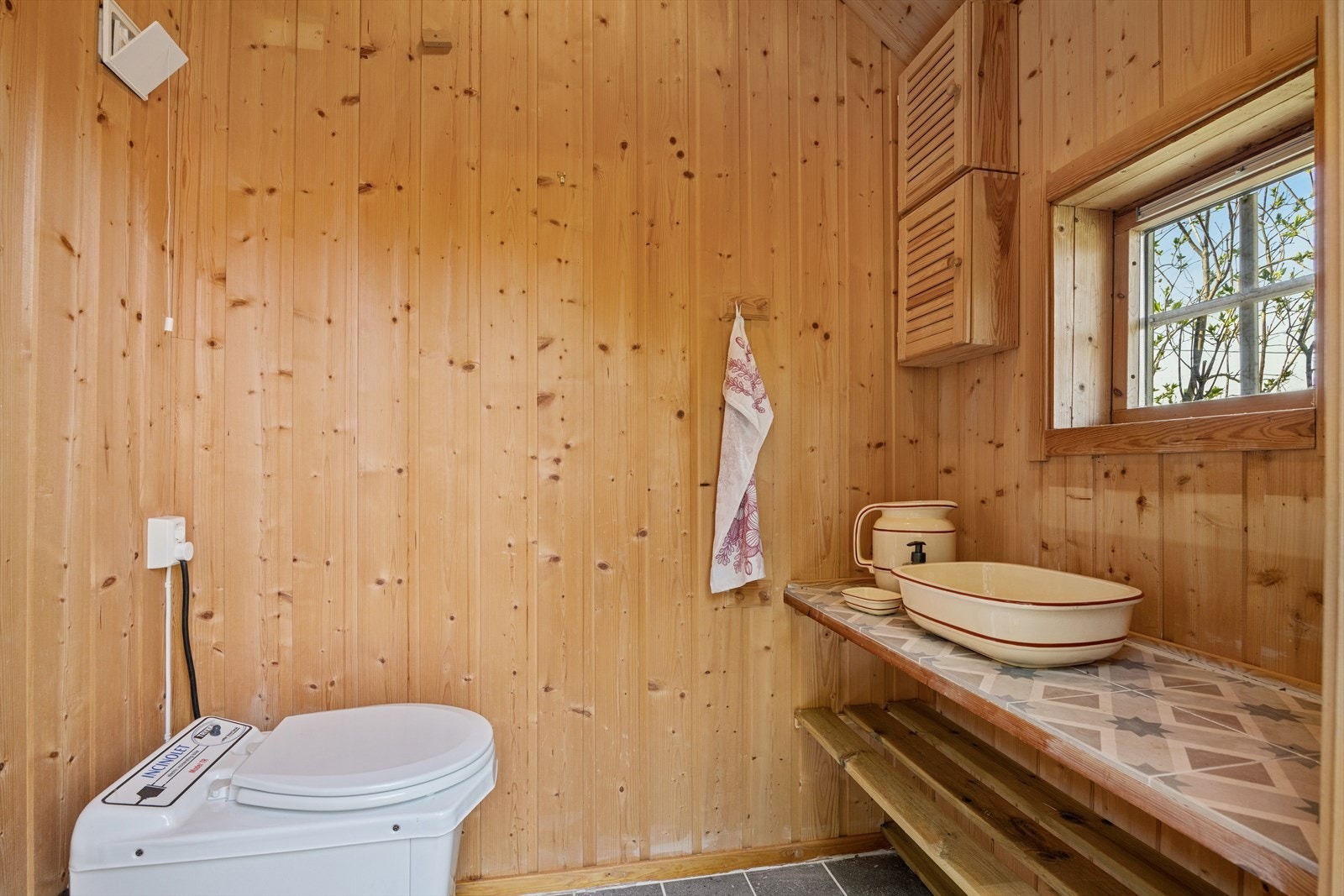 I uthuset er det et toalettrom med forbrenningstoalett, samt separat bod. Galleribilde