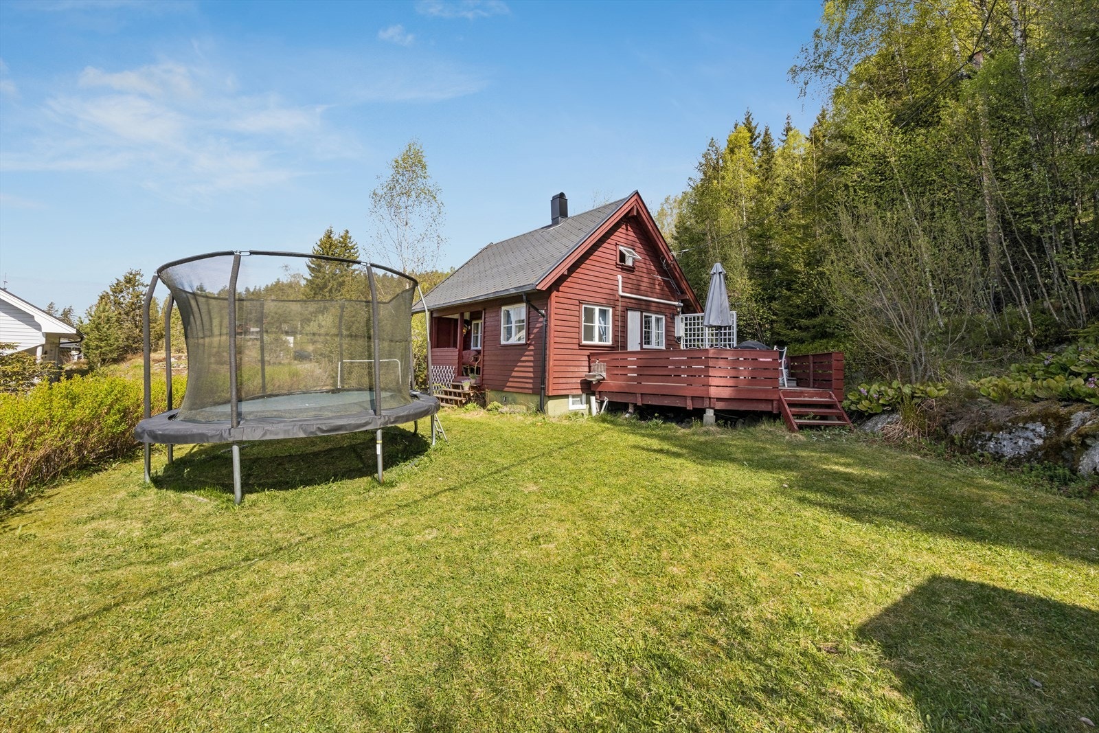 Eiendommen ligger i et rolig og skjermet område, omkranset av skog og med kort vei til turstier. Galleribilde