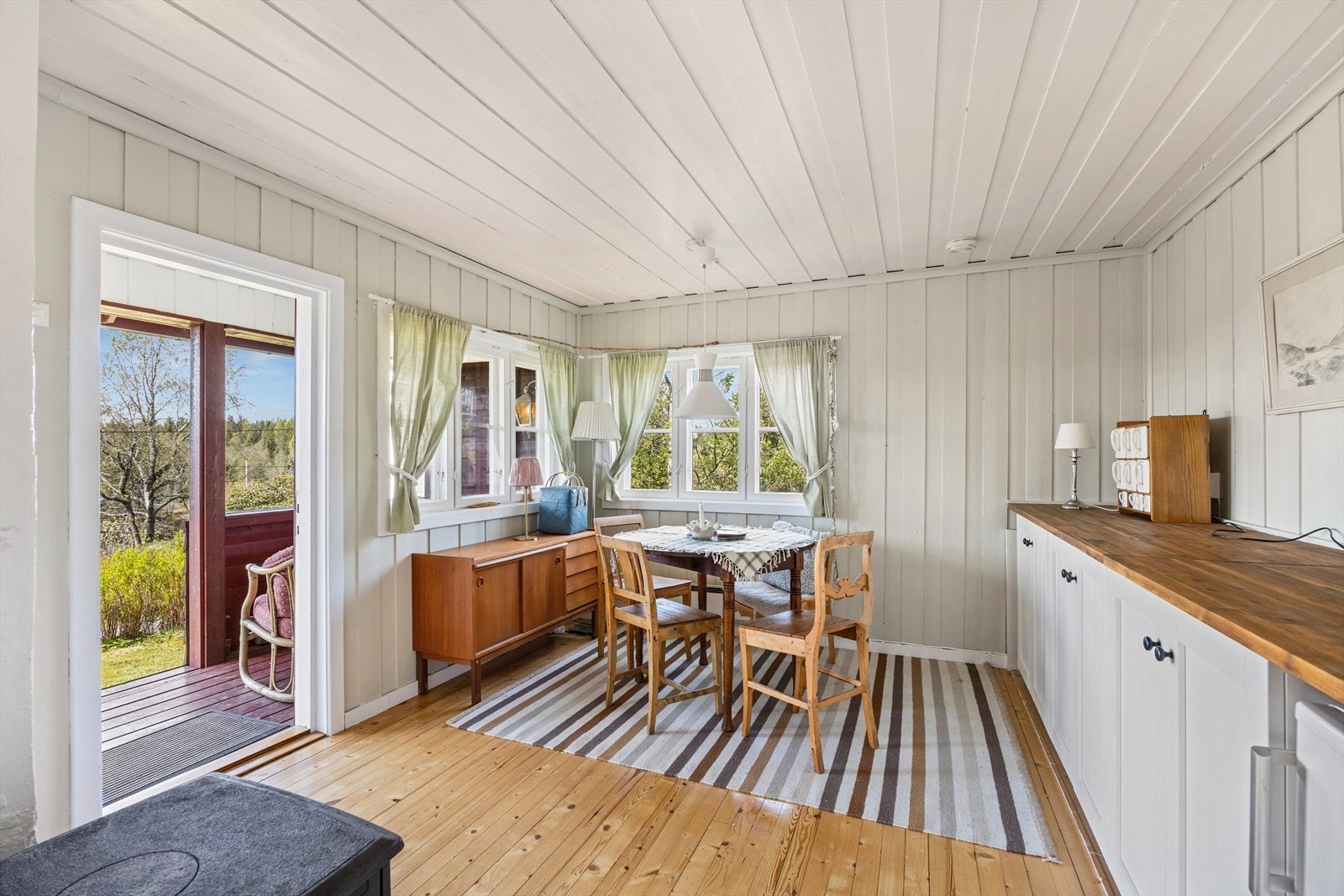 Fra stuen er det utgang til et overbygget inngangsparti, som fungerer som en ekstra, skjermet uteplass. Galleribilde