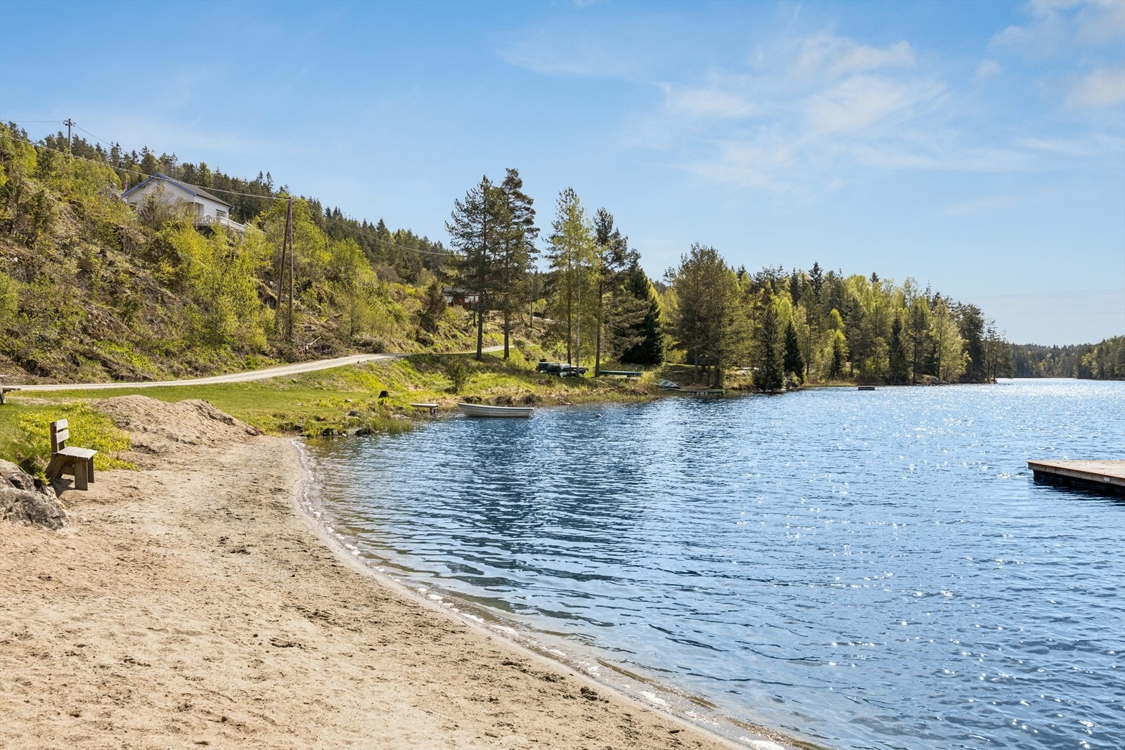 Rolandsjøen hyttefelt har tilgang til felles badeplass med sandstrand, kun en kort spasertur unna. Galleribilde