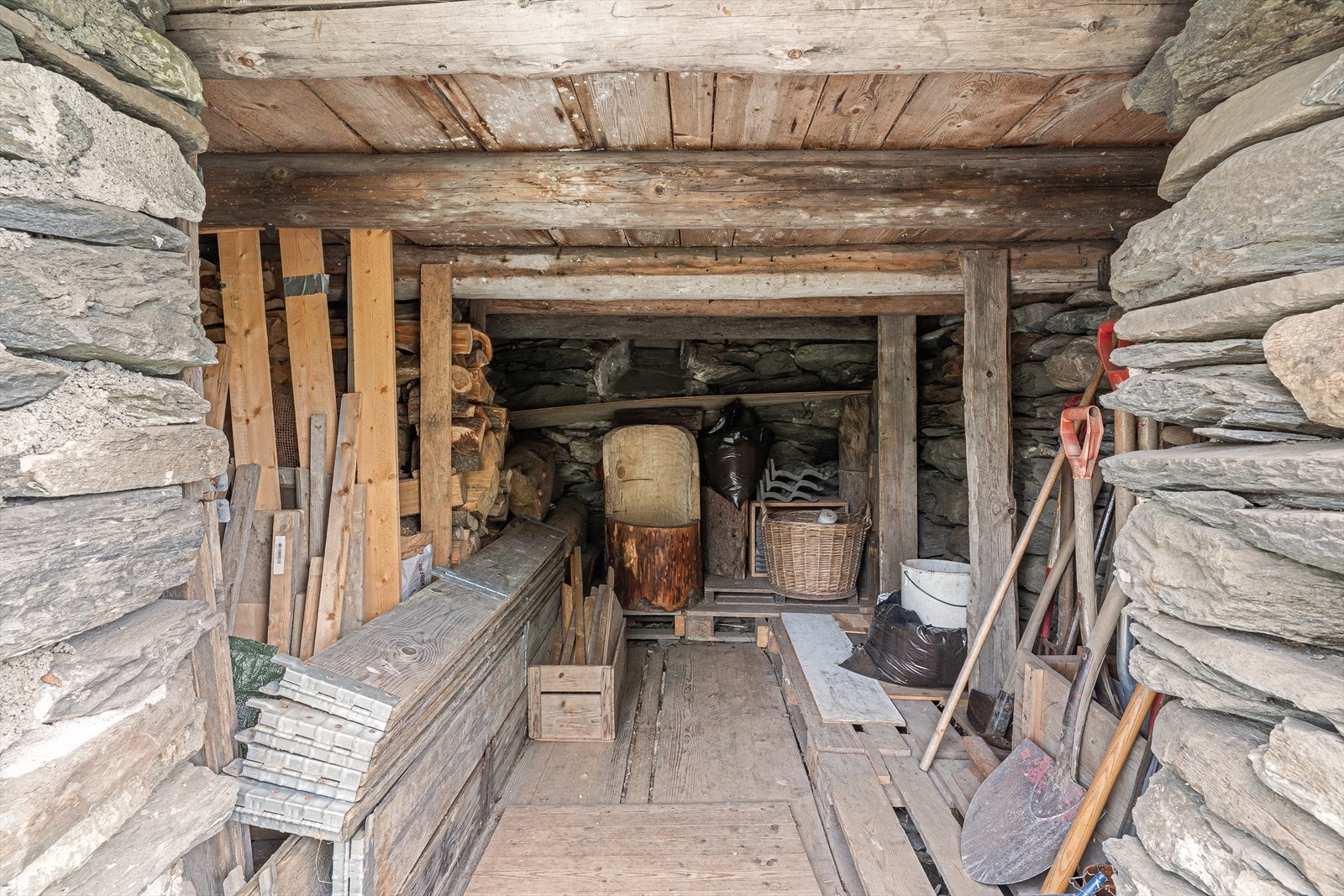 Under uthus Galleribilde