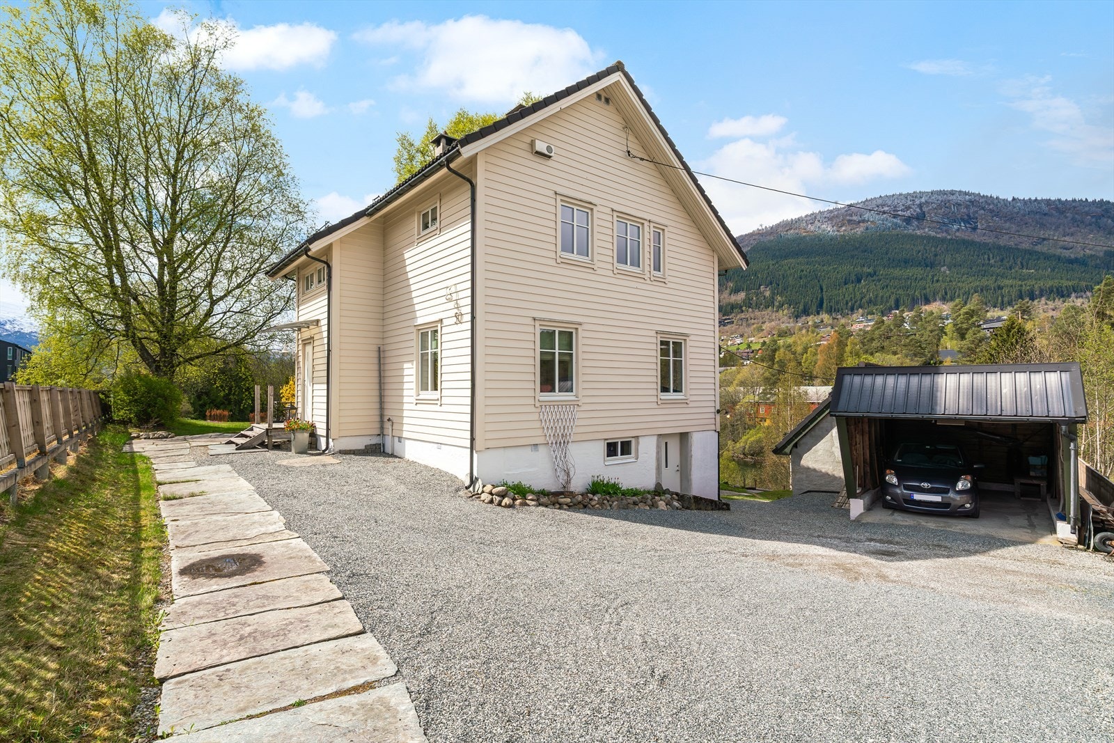 Bolig og carport Galleribilde