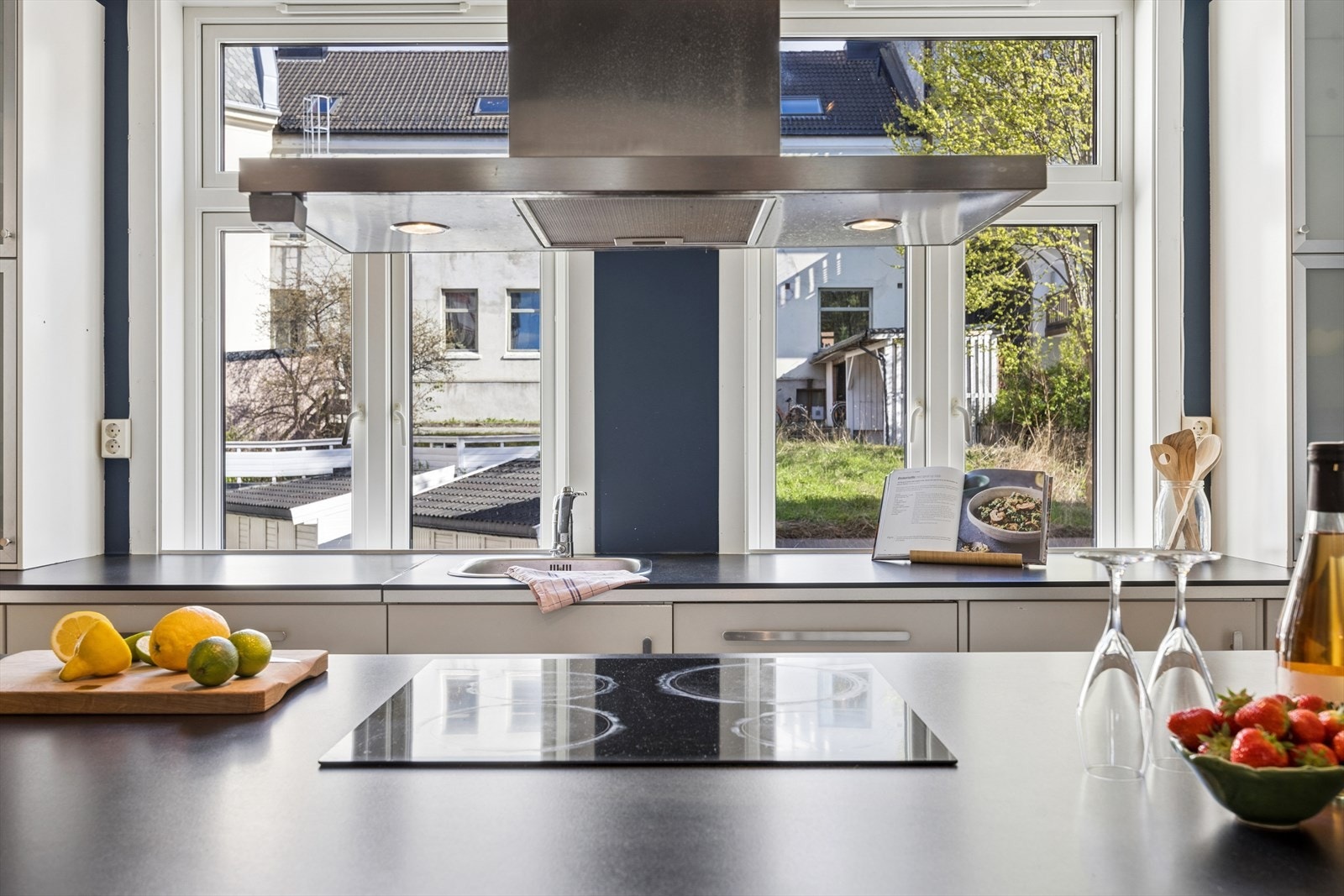 Kjøkkenøy med platetopp og en ventilator med kullfilter. Galleribilde