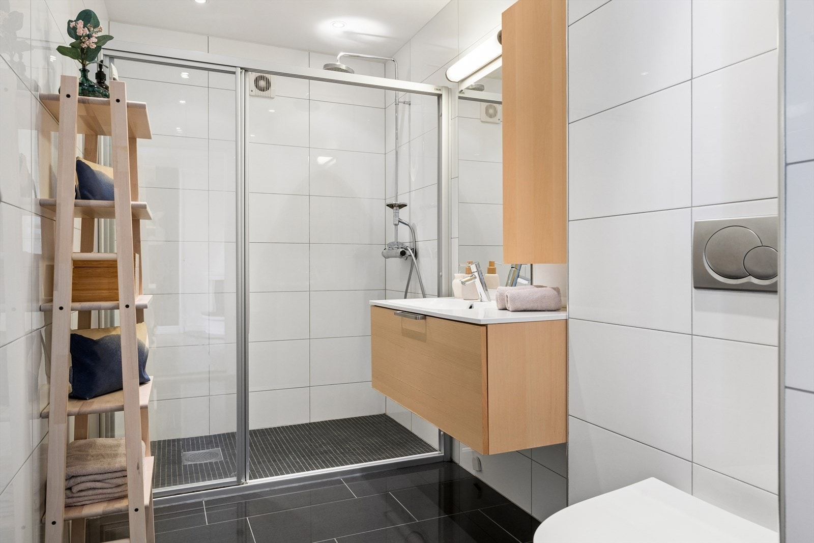 Badet har dusj med skyvedører og mekanisk avtrekk som sikrer et godt inneklima. Galleribilde