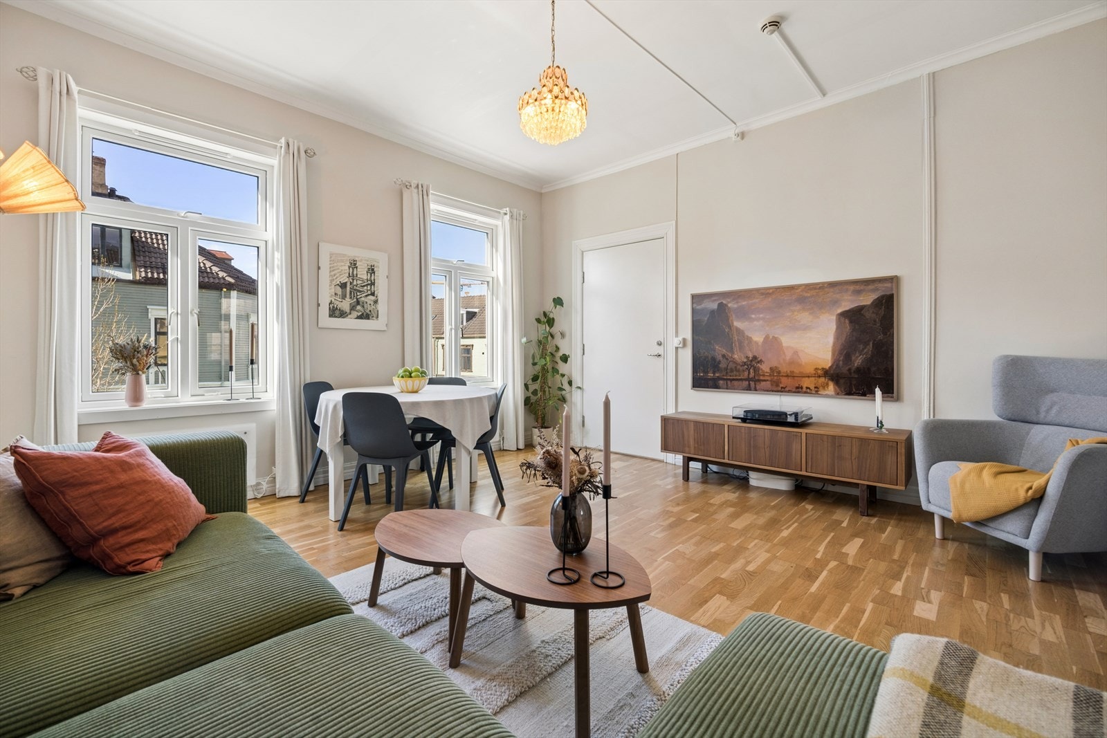 Beliggenheten i en rolig enveiskjørt gate som gir en tilbaketrukket atmosfære, med Solsiden og sentrum kun en kort spasertur unna. Galleribilde