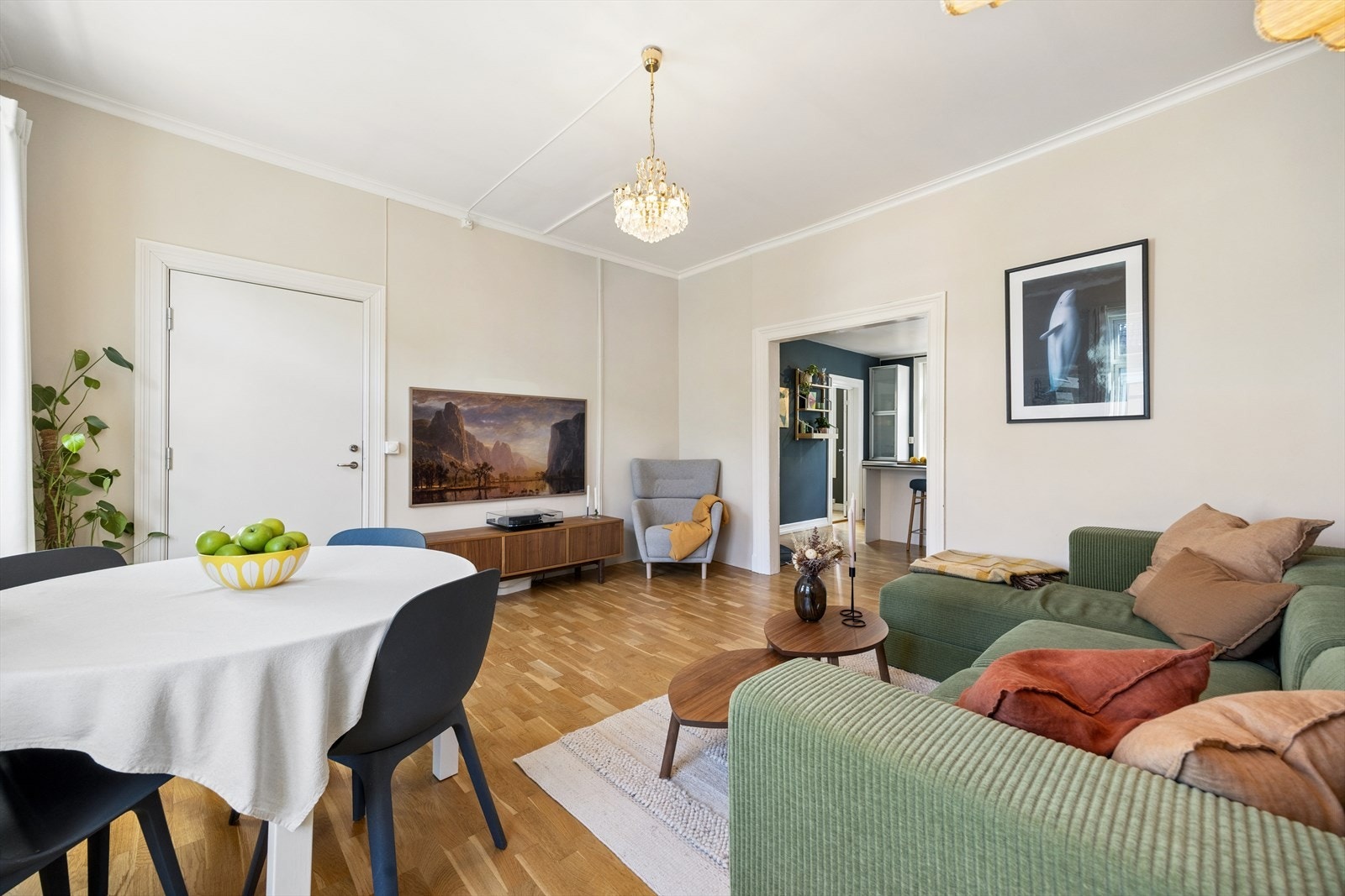 Stuen er romslig og har god plass til både sofagruppe og spisebord. Galleribilde