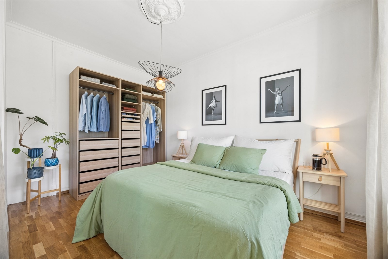 Her er det rikelig med plass for en stor garderobeløsning. Galleribilde