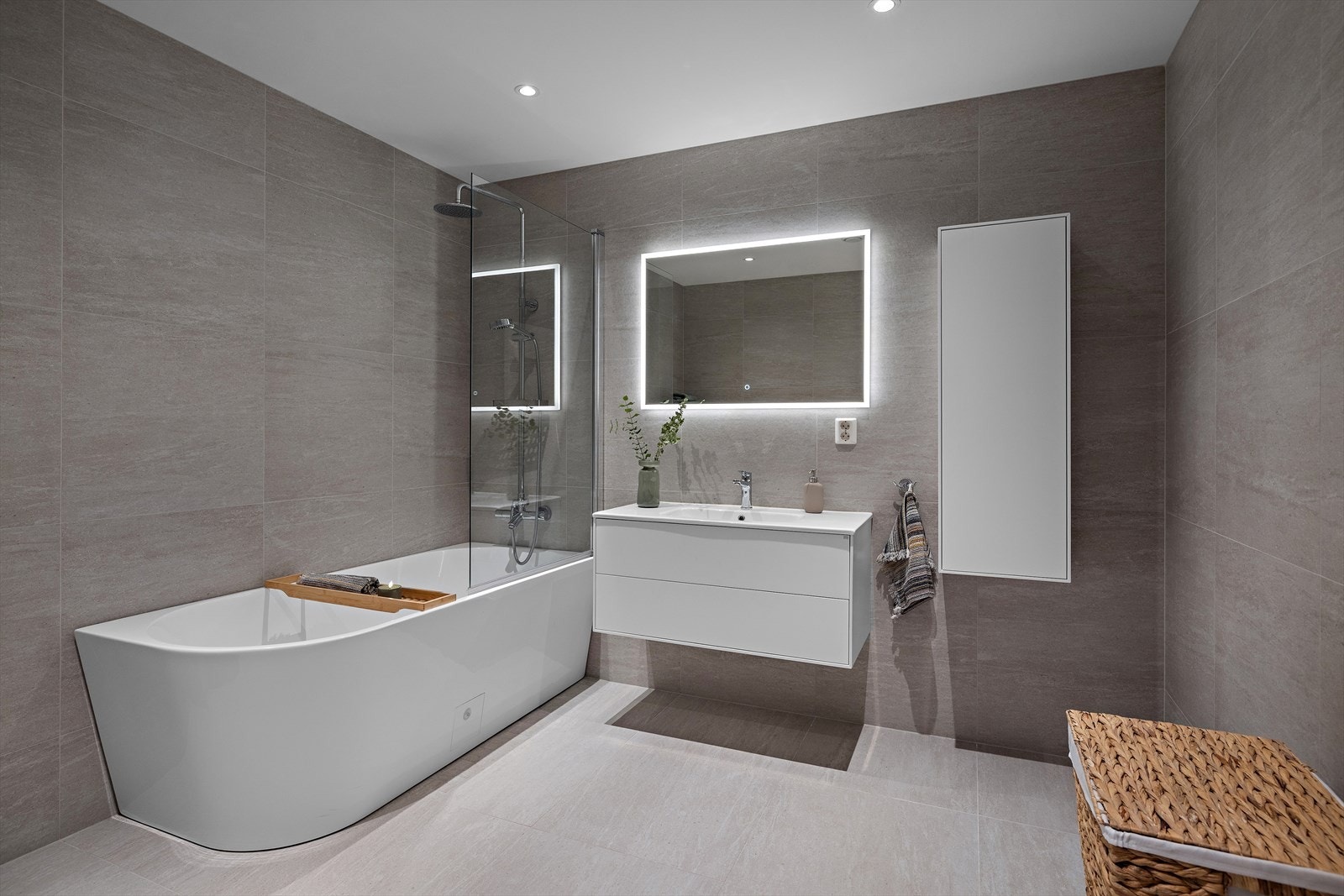 Badet er utstyrt med vegghengt toalett, servantinnredning og downlights i himling. Galleribilde