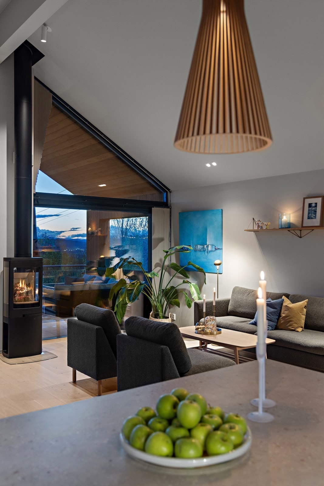Peisovnen gir ekstra varme og hygge, supplert av en effektiv luft-til-luft-varmepumpe. Galleribilde