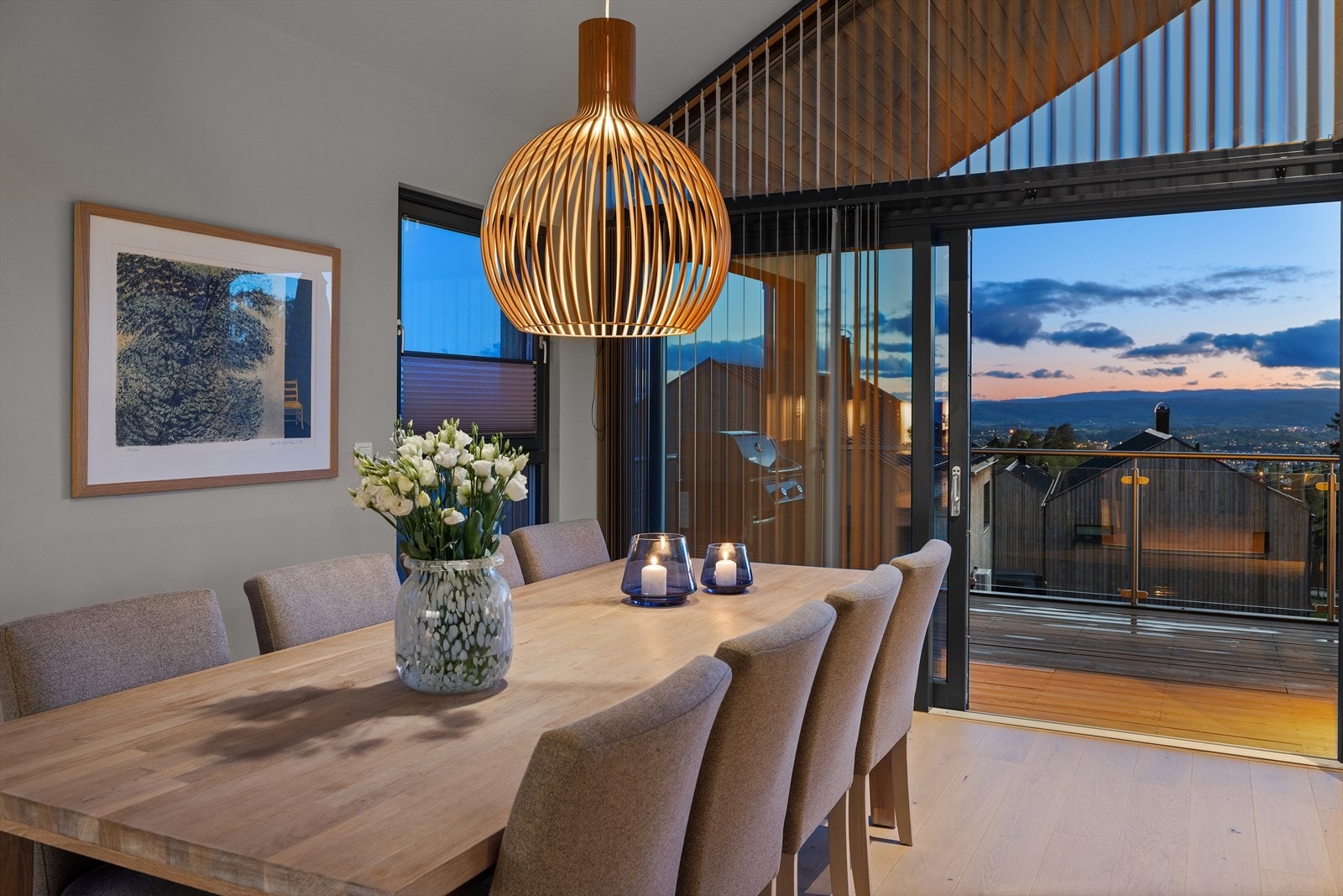Fra spisestuen er det direkte utgang via skyvedør til den overbygde terrassen. Galleribilde
