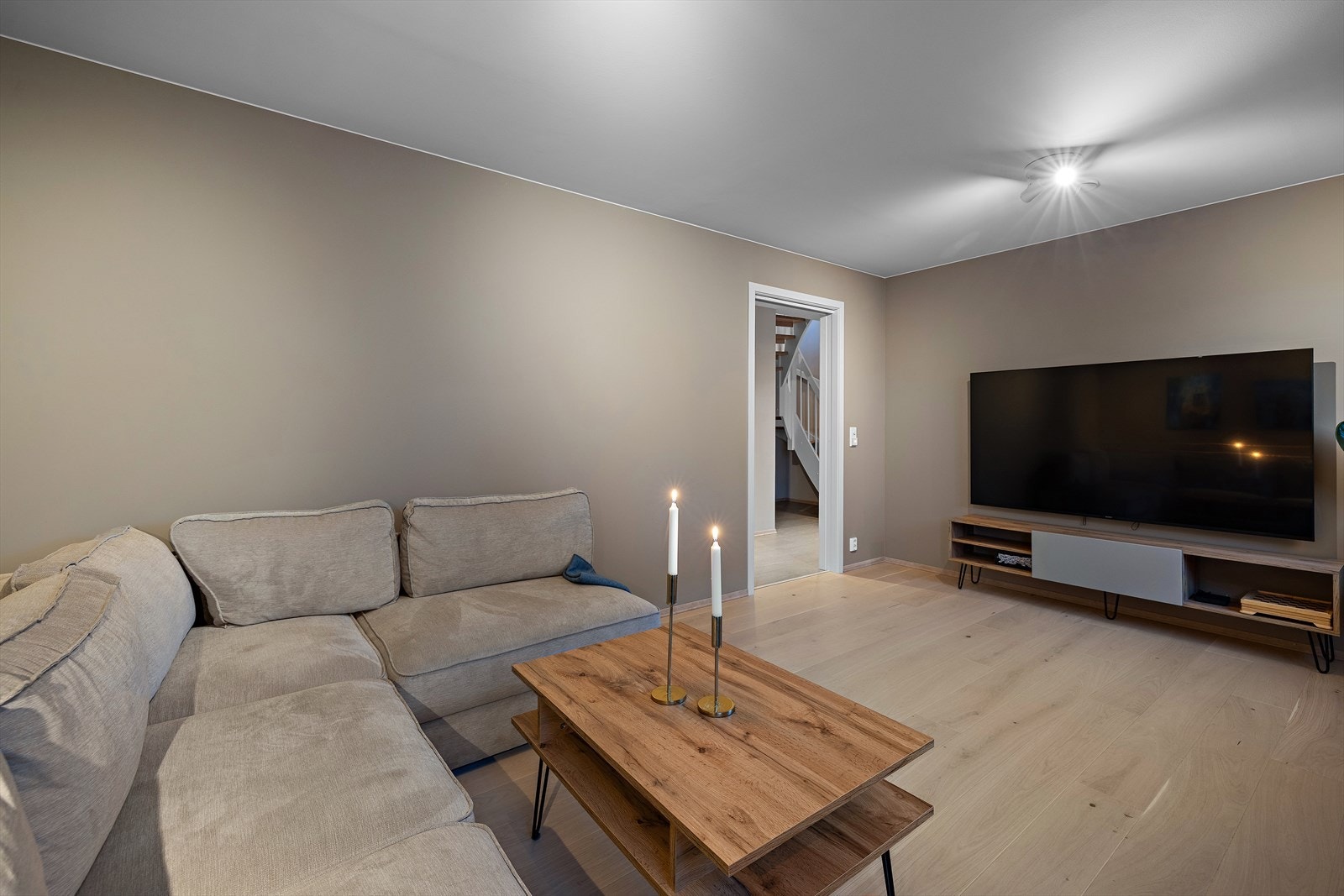 Rommet har 1-stavs eikeparkett, som er gjennomgående for oppholdsrommene i boligen. Galleribilde