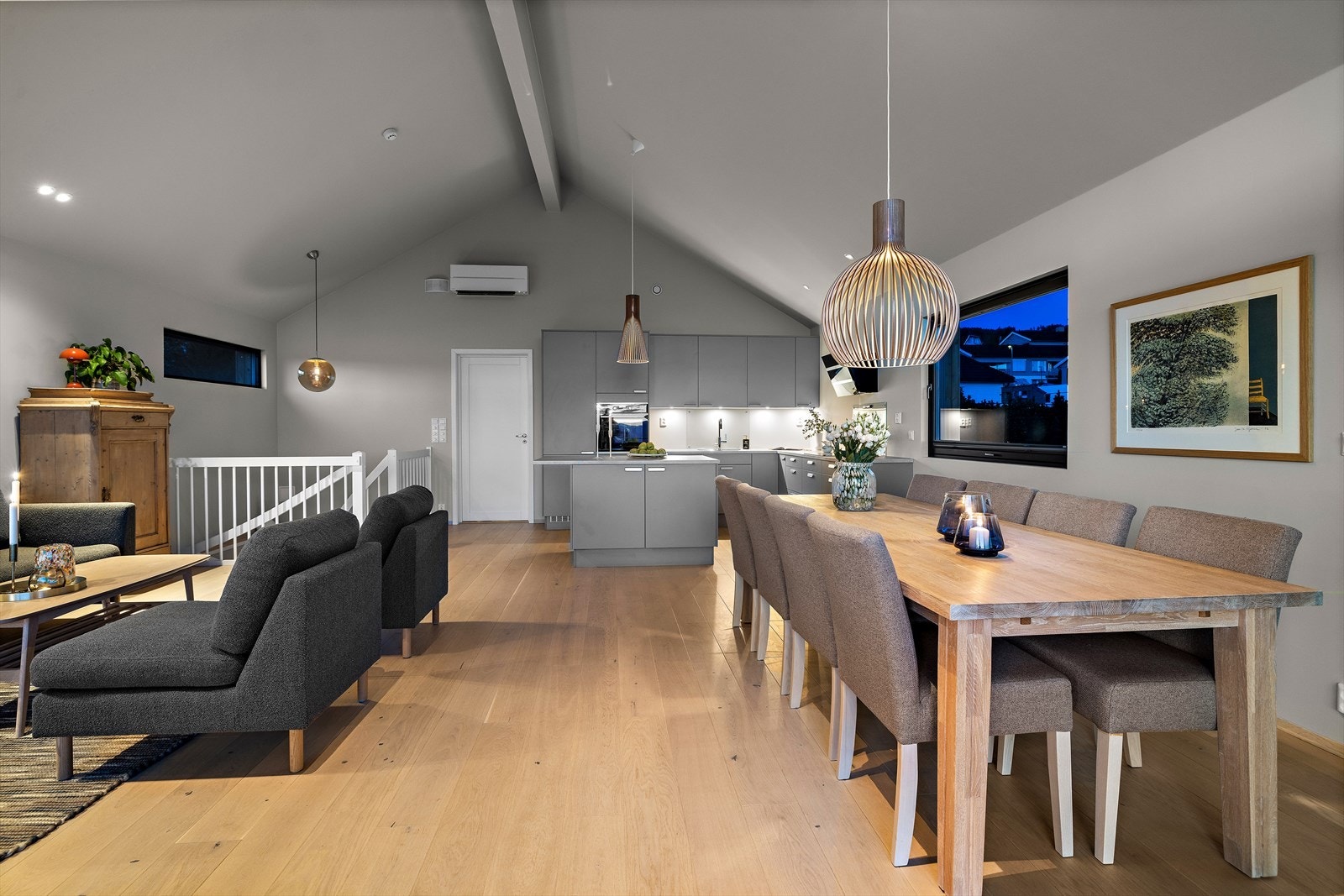 Den sosiale planløsningen gjør dette til et naturlig samlingspunkt for familie og venner. Galleribilde